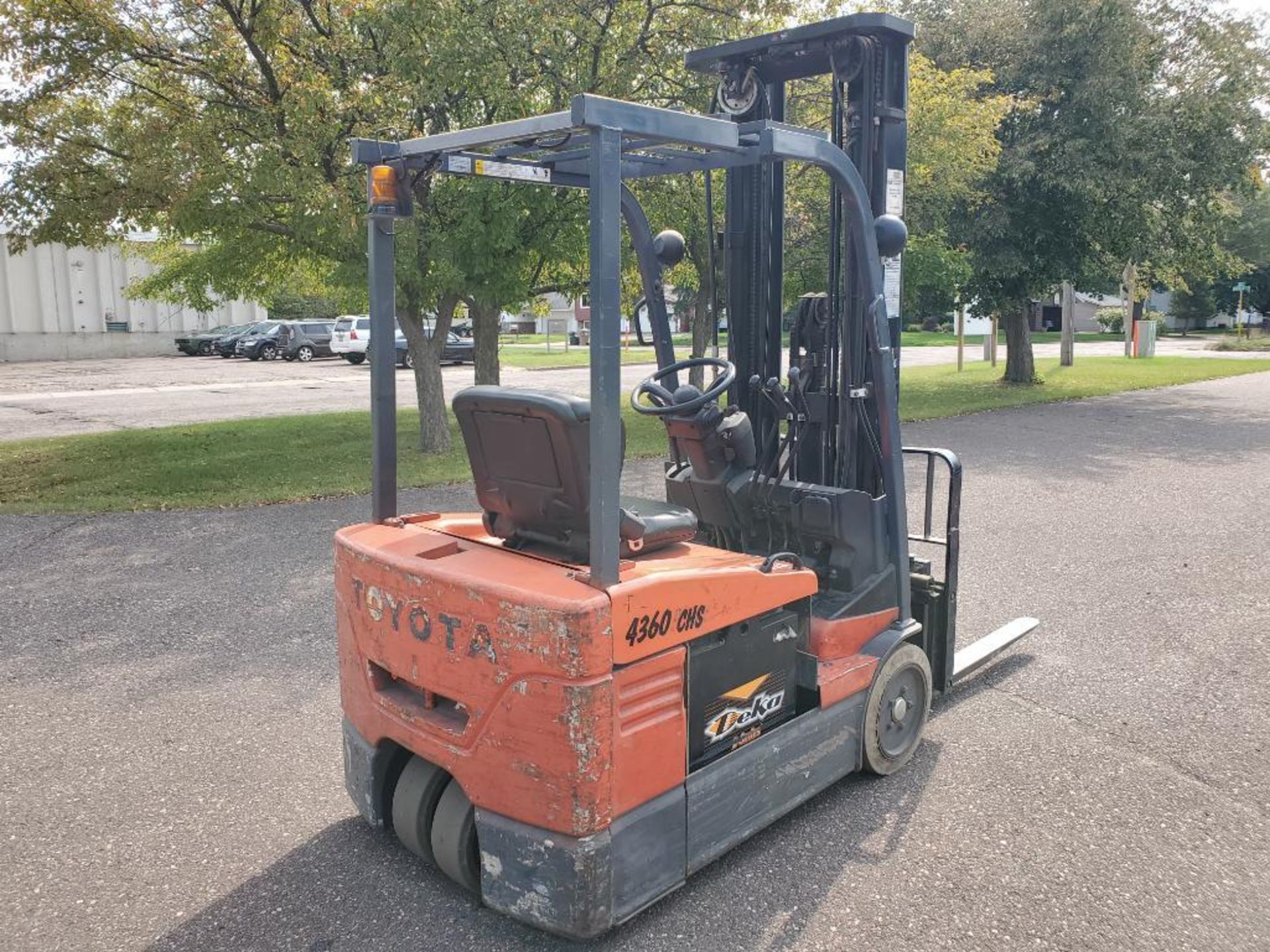 TOYOTA ELECTRIC FORKLIFT; MODEL 7FBEU15; 3,000 LBS CAP; WITH CHARGER - Image 7 of 21