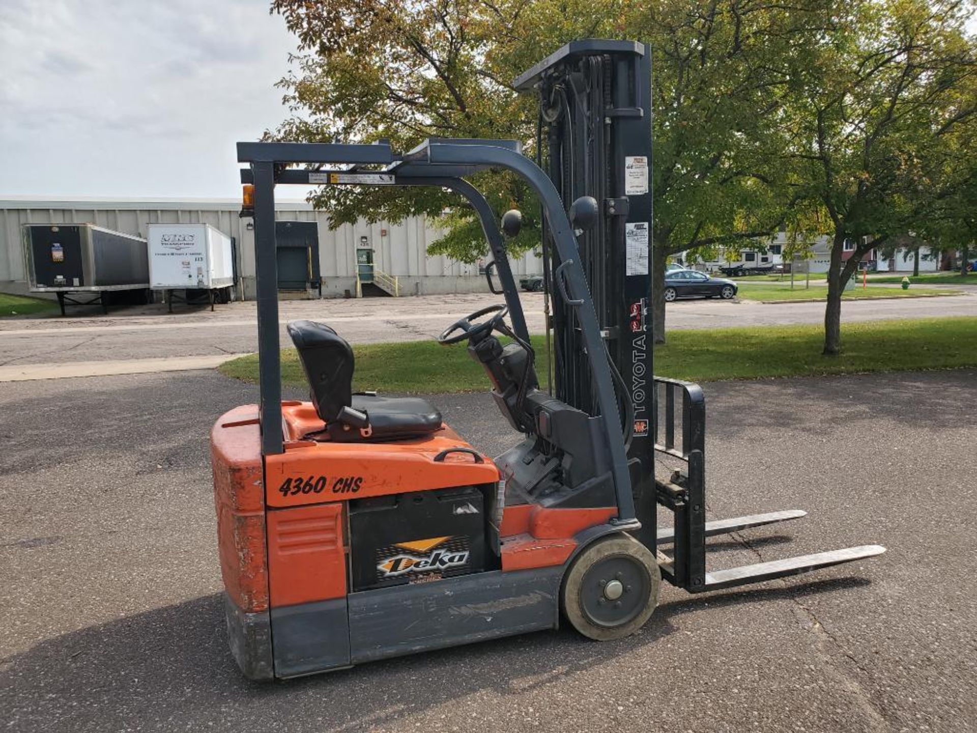 TOYOTA ELECTRIC FORKLIFT; MODEL 7FBEU15; 3,000 LBS CAP; WITH CHARGER - Image 2 of 21
