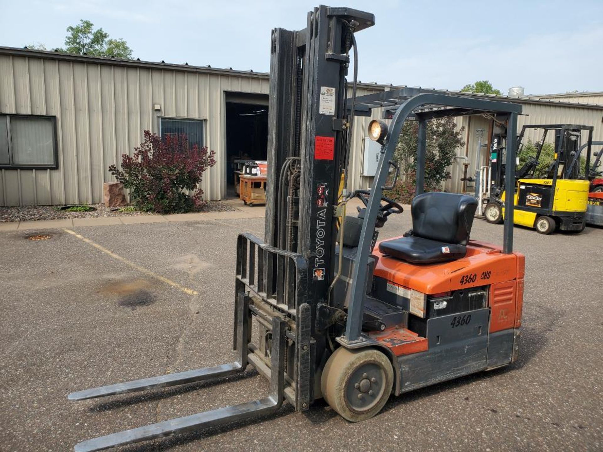 TOYOTA ELECTRIC FORKLIFT; MODEL 7FBEU15; 3,000 LBS CAP; WITH CHARGER