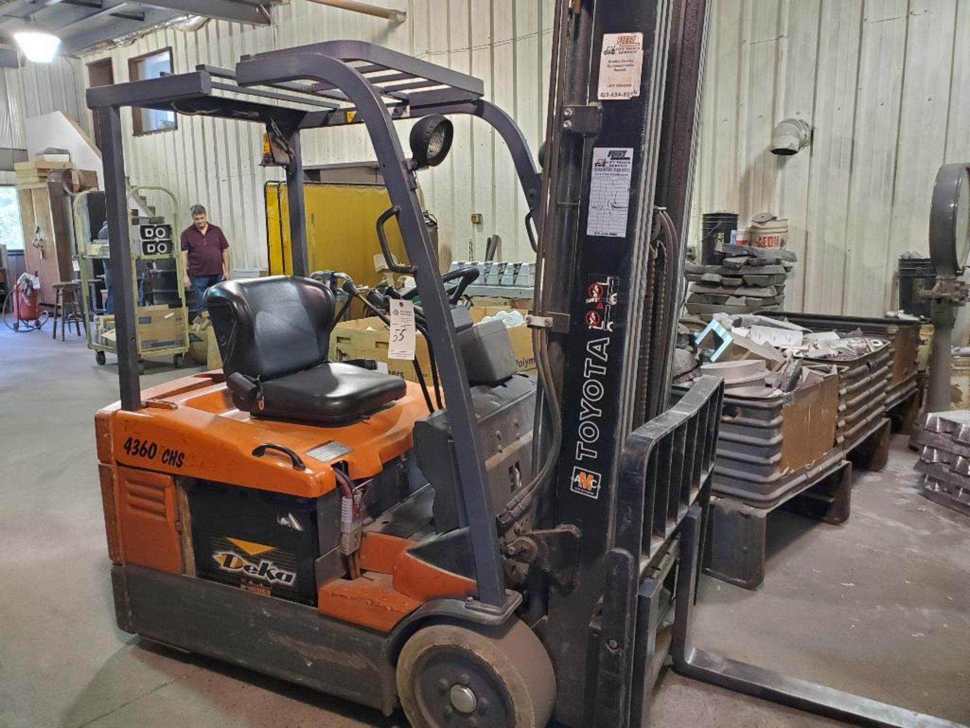 TOYOTA ELECTRIC FORKLIFT; MODEL 7FBEU15; 3,000 LBS CAP; WITH CHARGER - Image 4 of 21