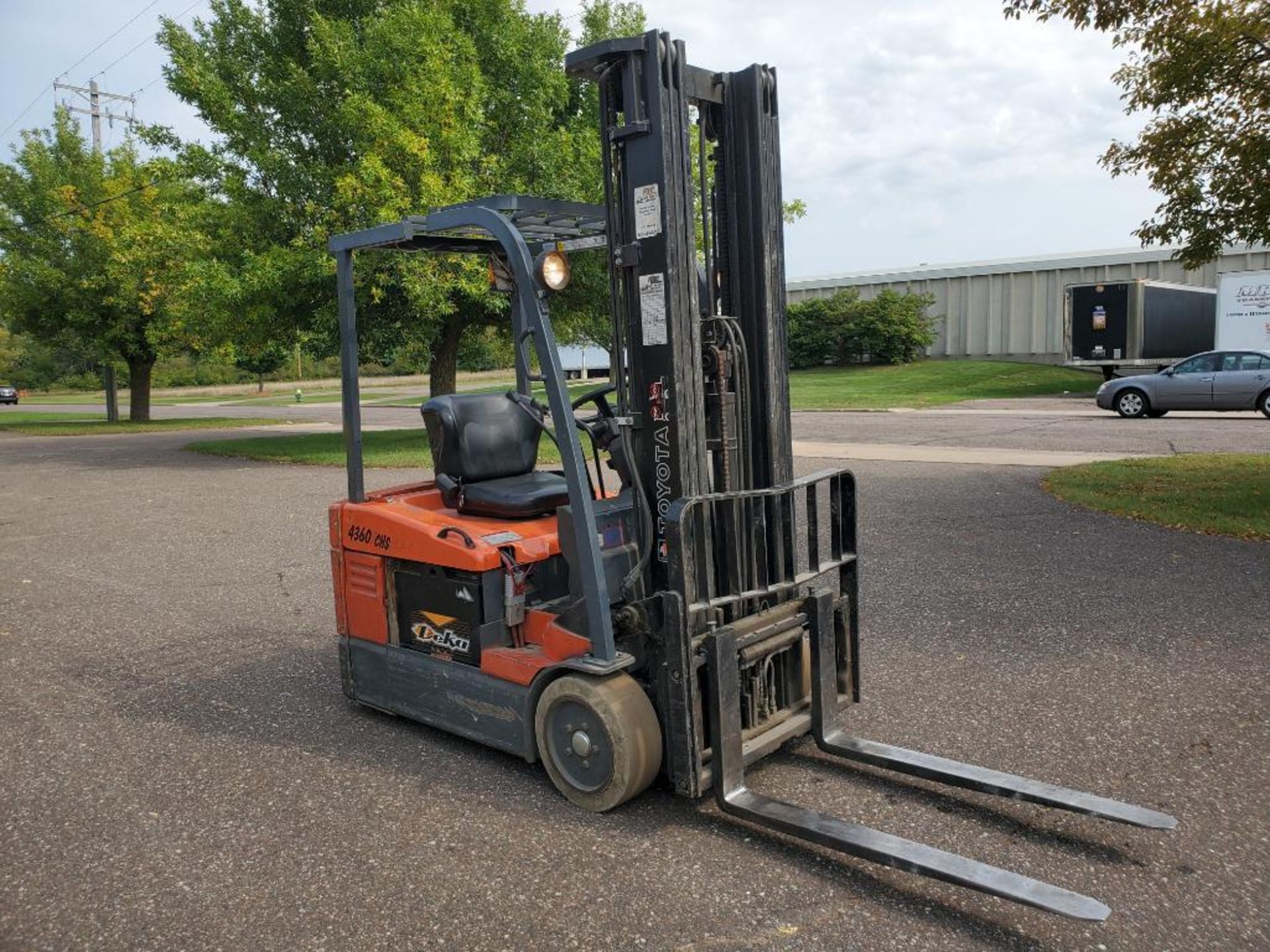 TOYOTA ELECTRIC FORKLIFT; MODEL 7FBEU15; 3,000 LBS CAP; WITH CHARGER - Image 6 of 21