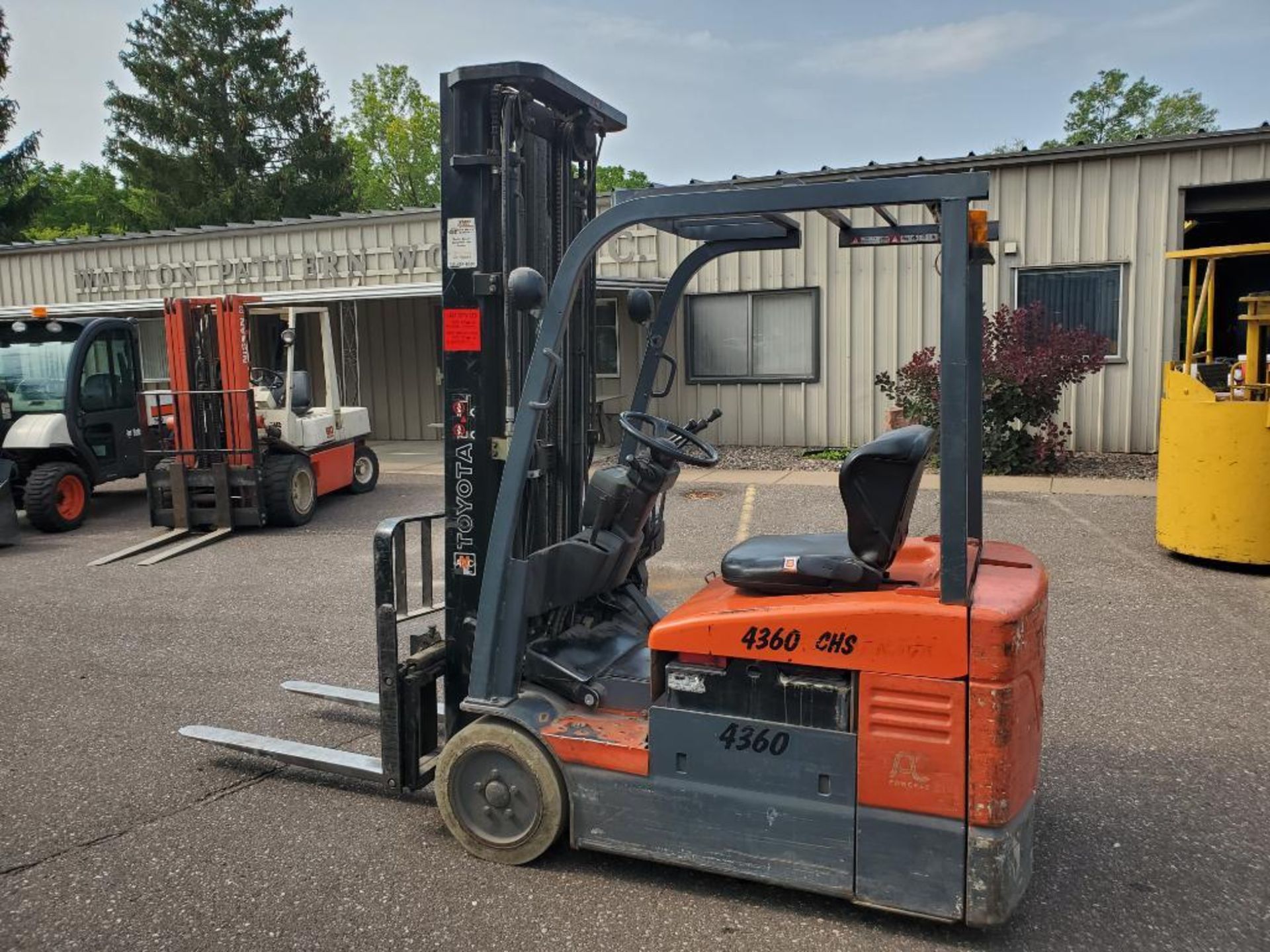 TOYOTA ELECTRIC FORKLIFT; MODEL 7FBEU15; 3,000 LBS CAP; WITH CHARGER - Image 3 of 21