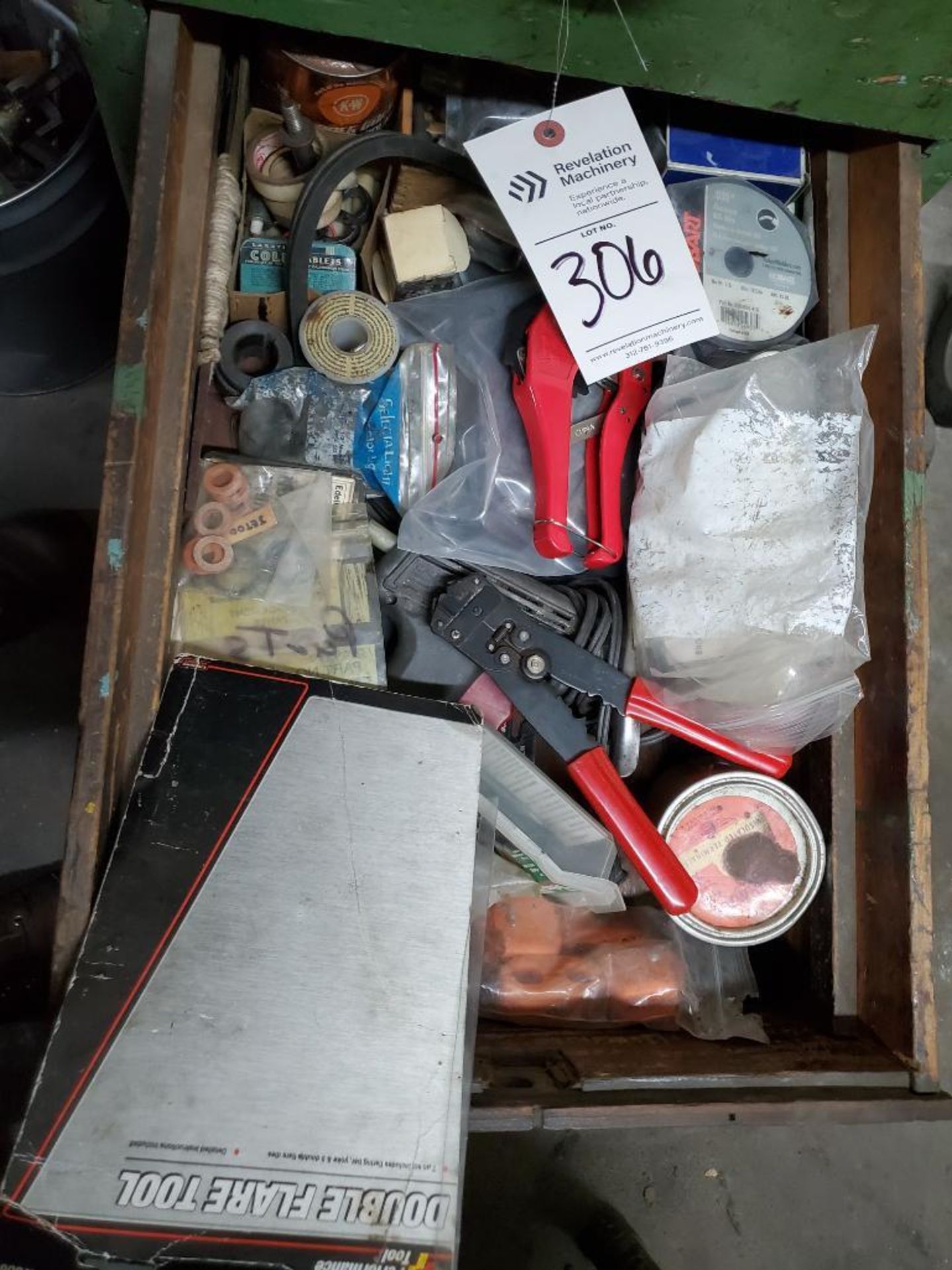 DESK WITH CONTENTS OF TOP AND DRAWERS - Image 6 of 8