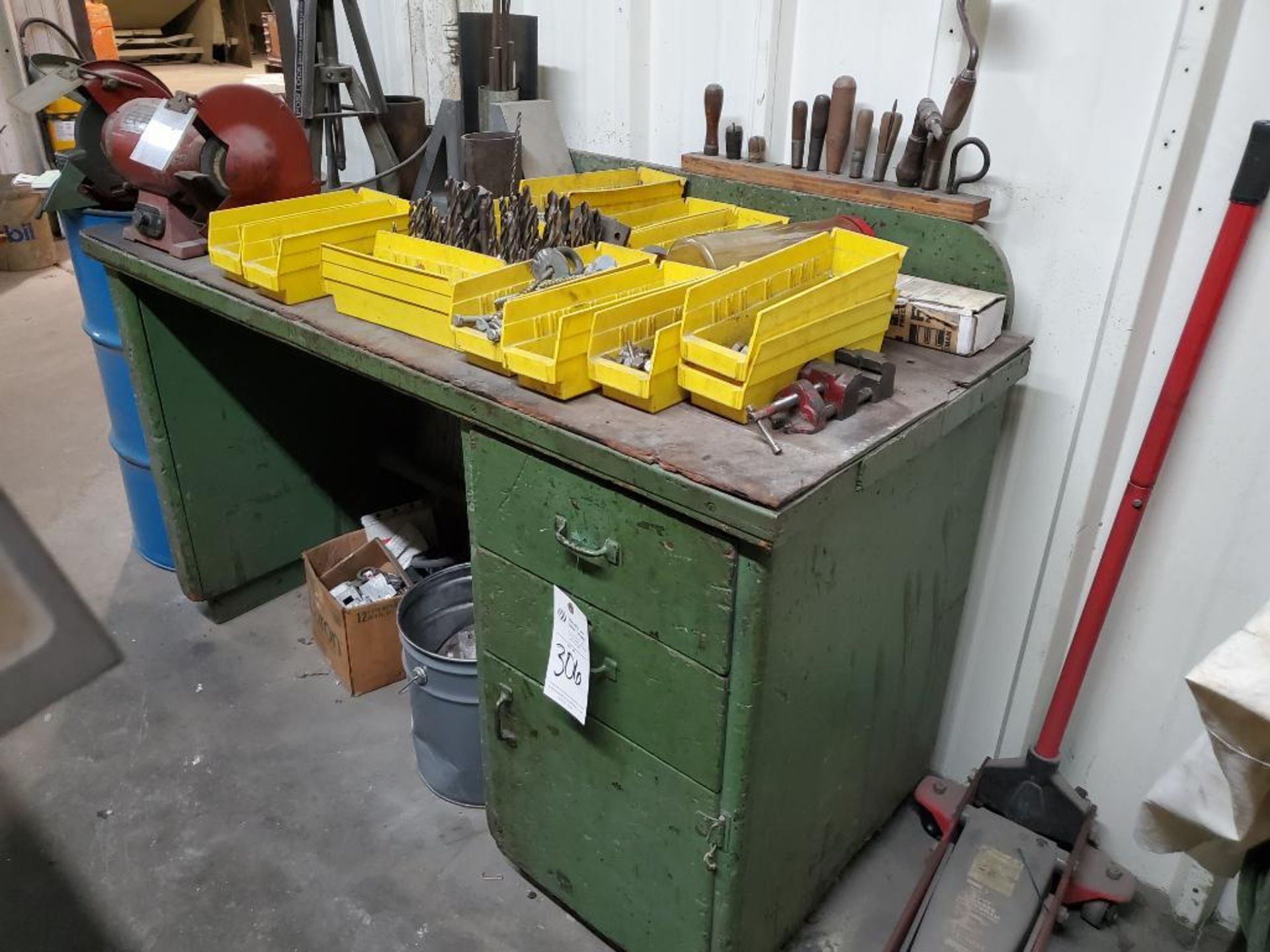 DESK WITH CONTENTS OF TOP AND DRAWERS - Image 2 of 8