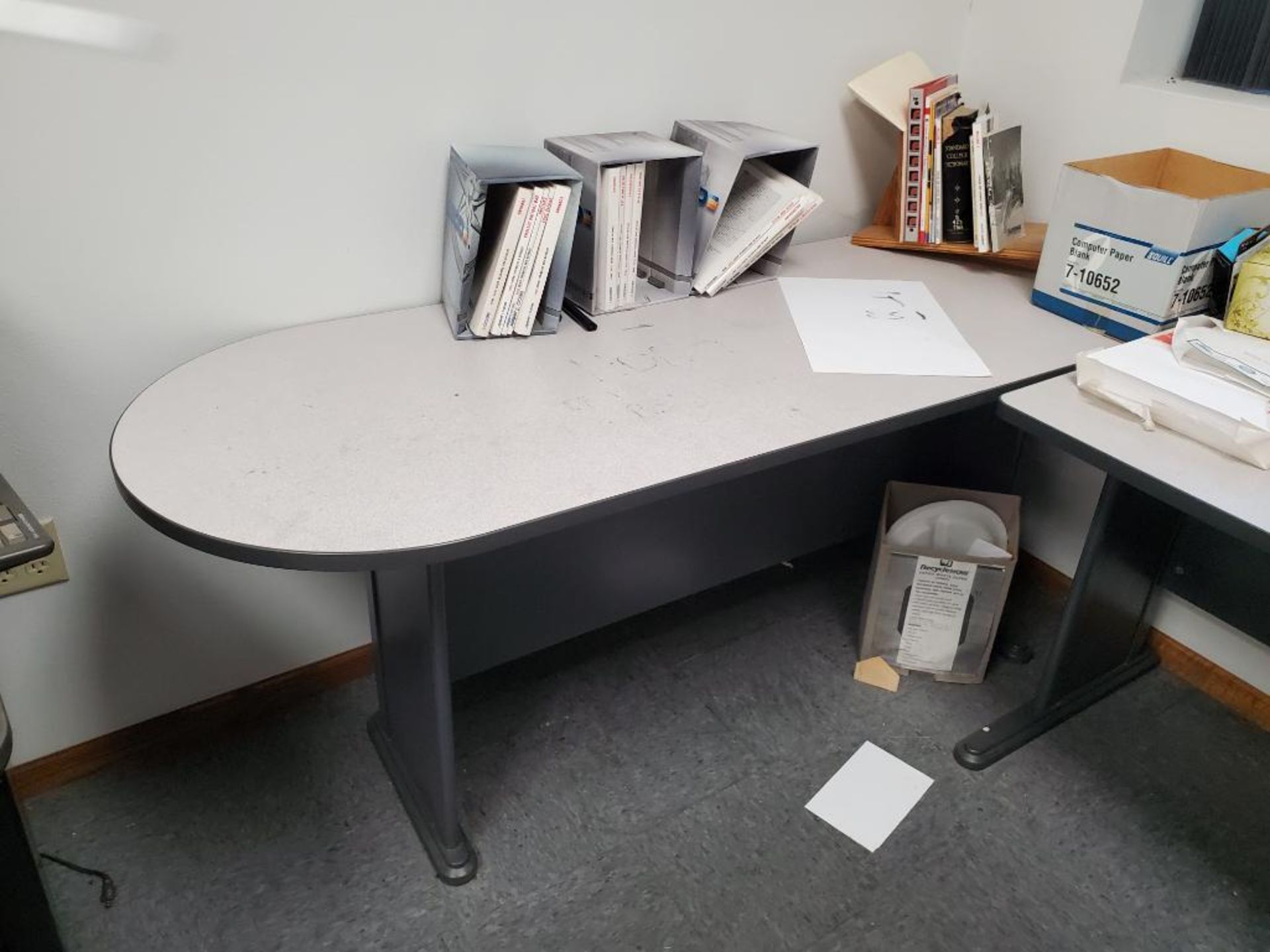 OFFICE FURNITURE MODULAR DESK; NO CONTENTS - Image 4 of 6