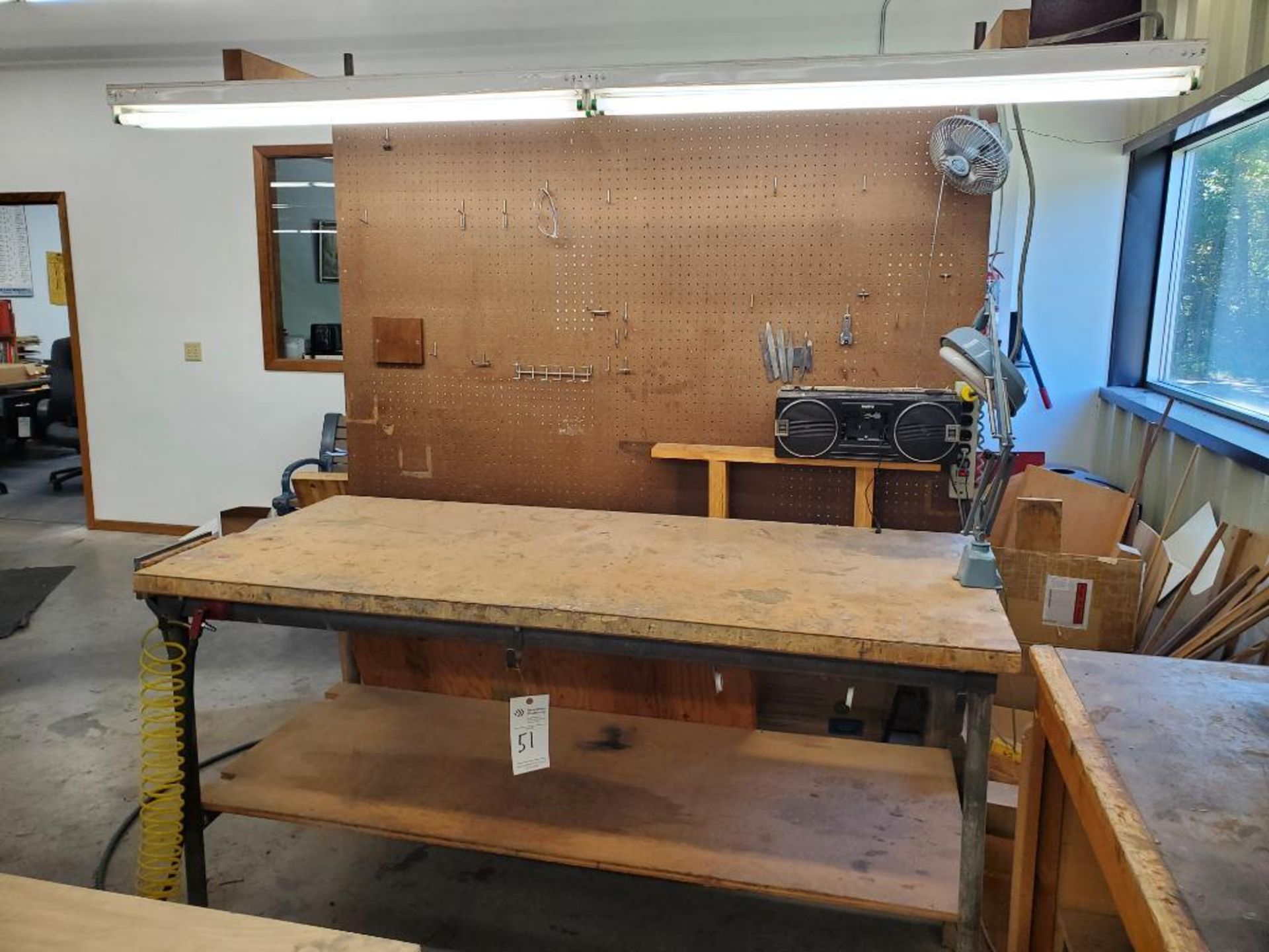 WORKBENCH WITH LIGHT AND VICE