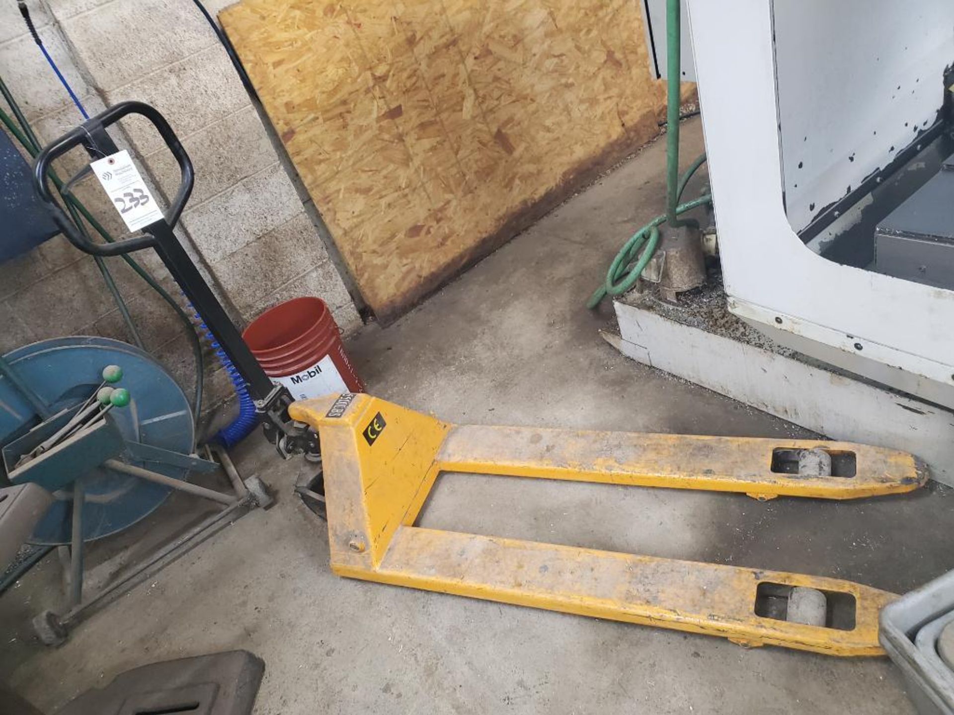 PALLET JACK; 5500 LB CAPACITY