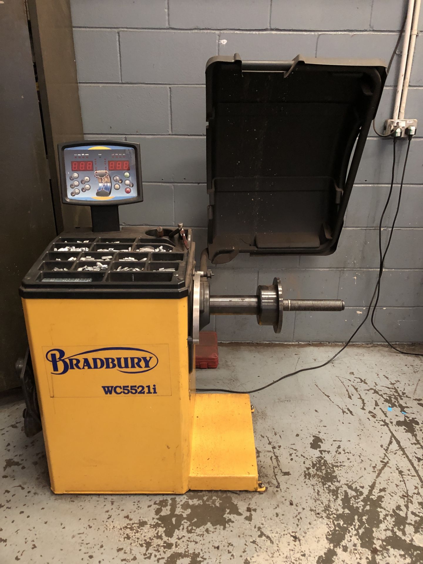 Bradbury WC5521i Advanced Electronic Wheel Balancer