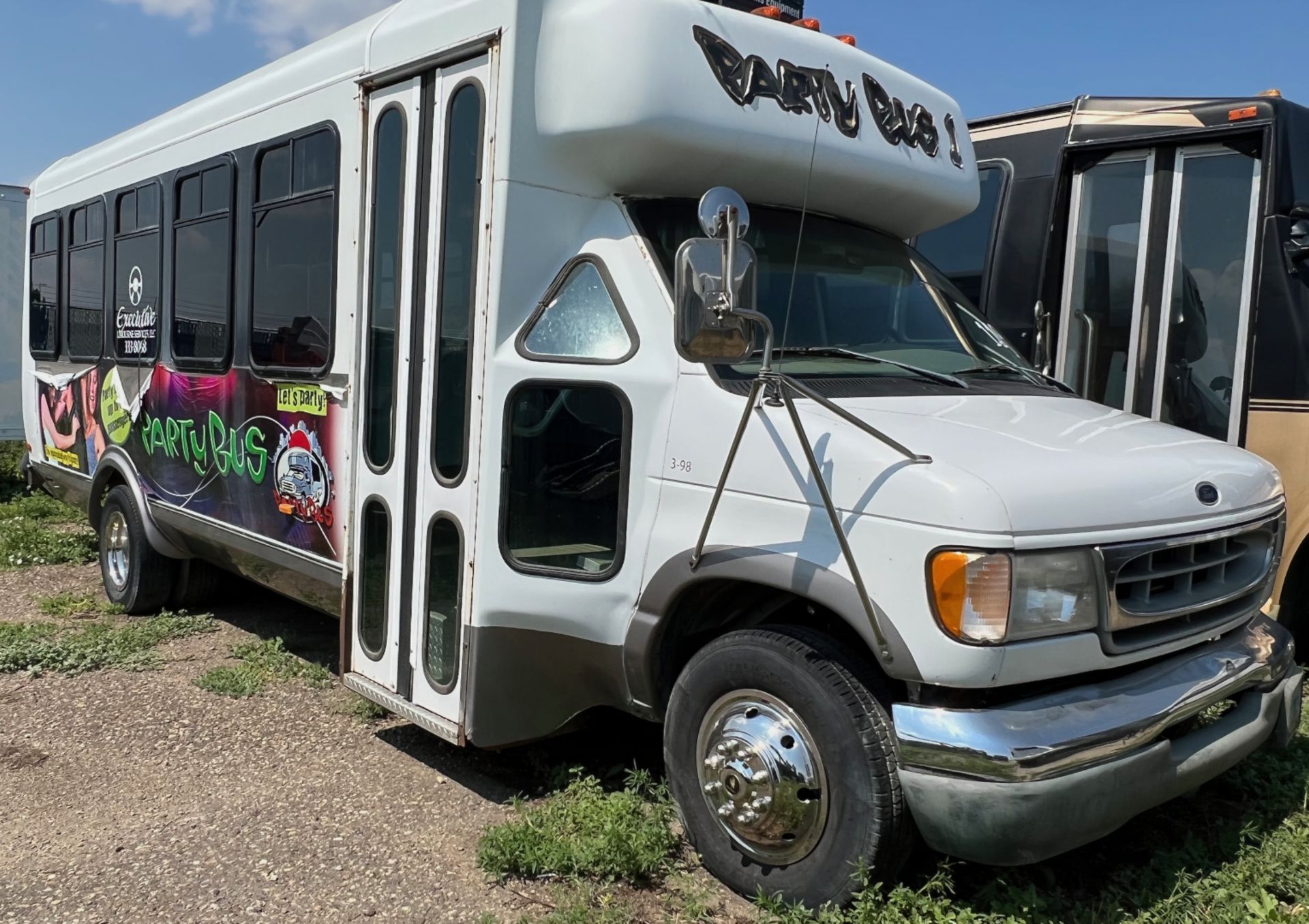 1998 FORD 23 PASSENGER PARTY BUS - Image 2 of 4