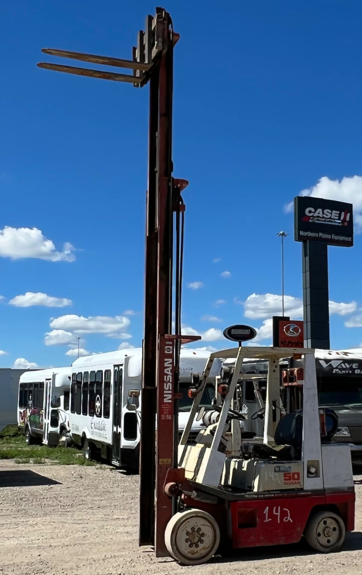 5,000LB NISSAN TRIPLE STAGE FORKLIFT - Image 3 of 4