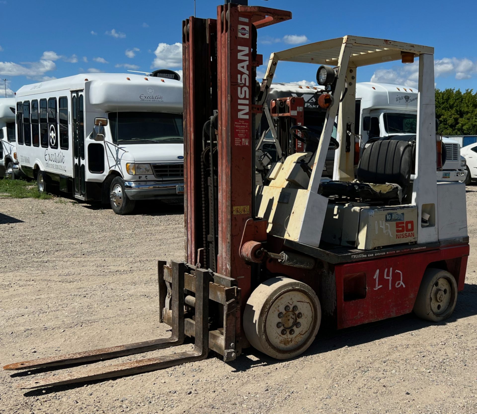 5,000LB NISSAN TRIPLE STAGE FORKLIFT