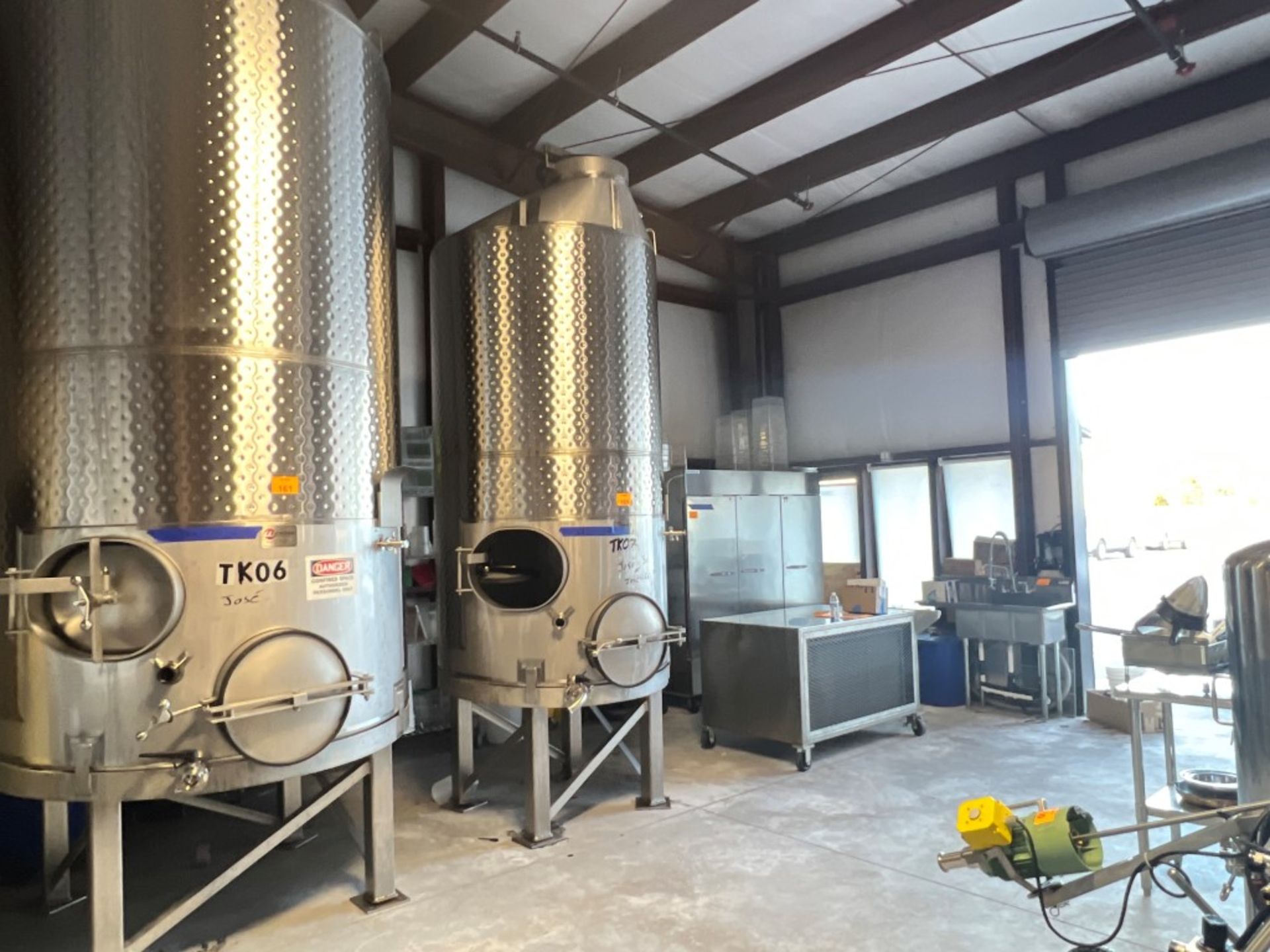 1000 gal Stainless Wine Fermenting Tank - Image 2 of 5