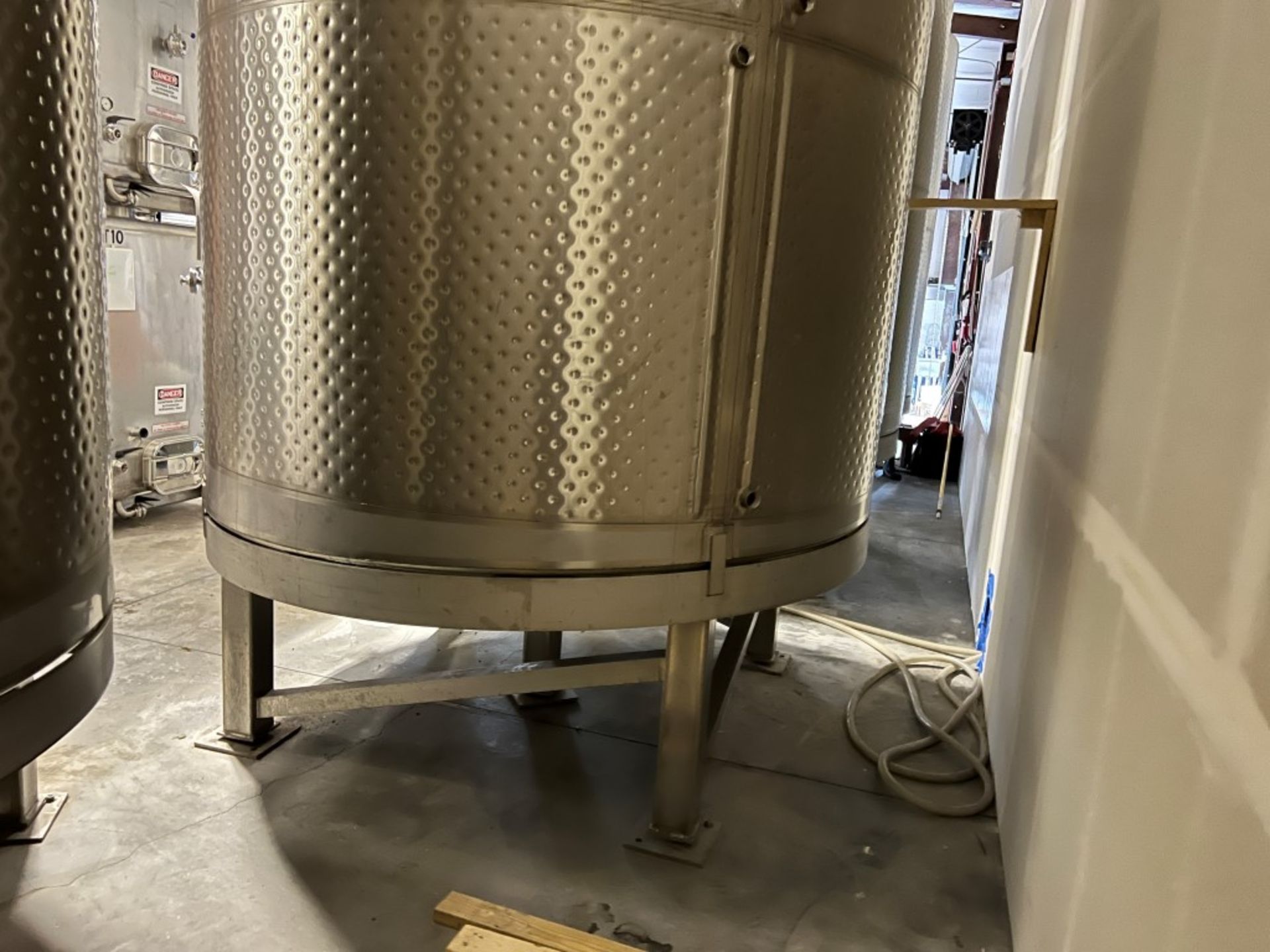 4000 gal Stainless Wine Fermenting Tank - Image 6 of 7