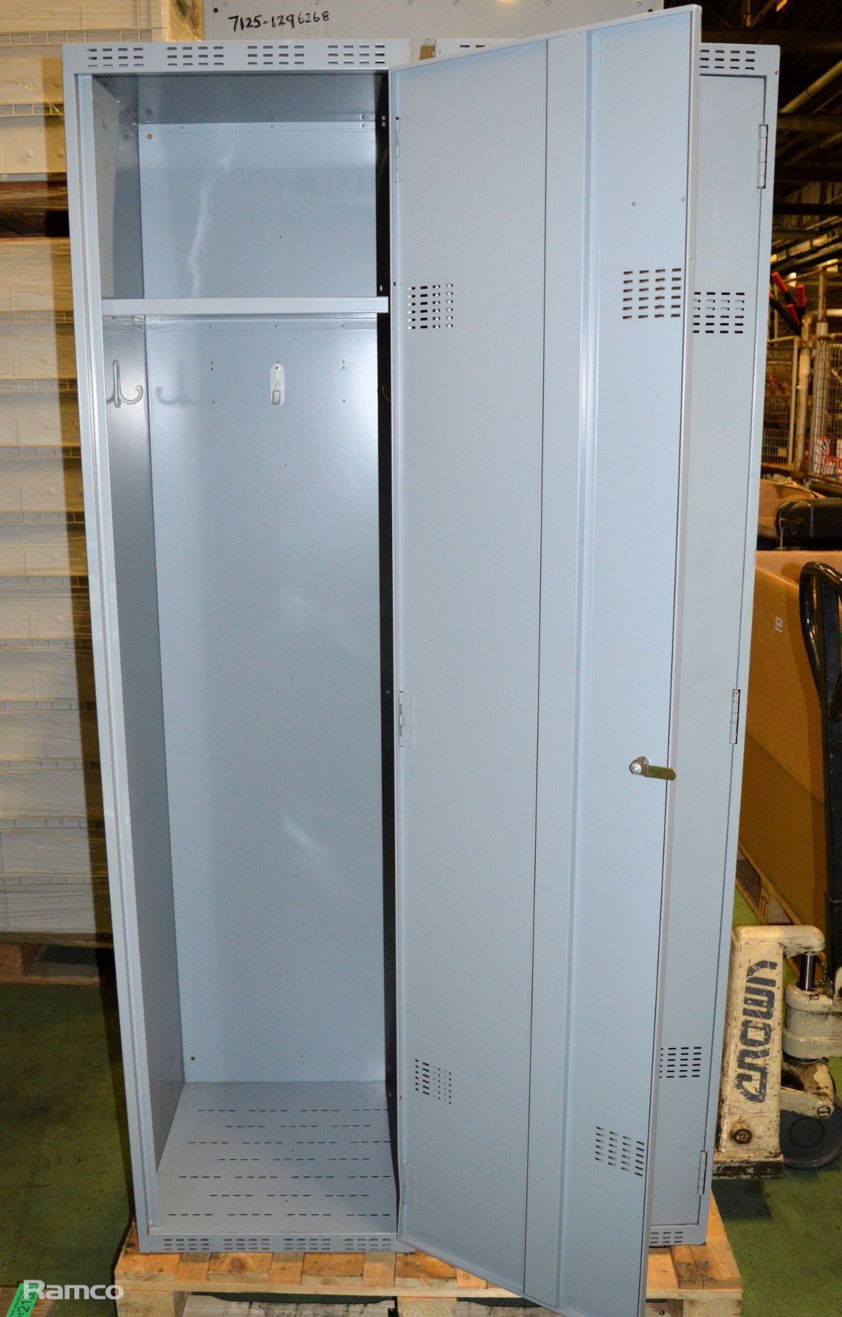 2x Metal Lockers - L450 x W450 x H1800 mm, 1 Metal locker - W 760mm x D 510mm x 2010mm - Image 2 of 4