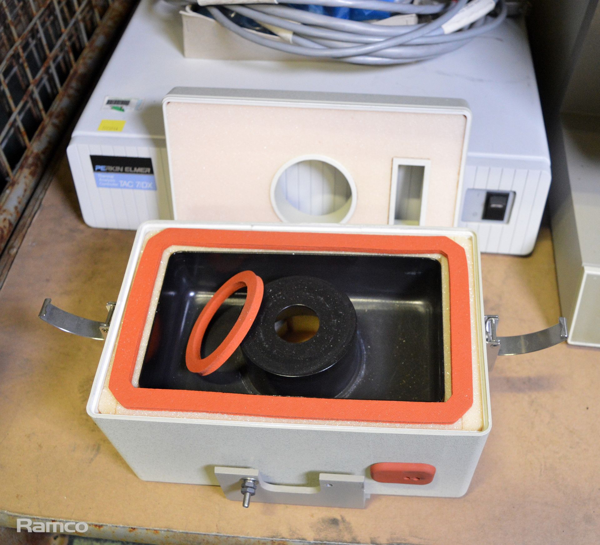 Perkins Elmer DMA 7e Dynamic Mechanical Analyzer Unit, Perkins Elmer TAC-7/DX Thermal Anal - Image 4 of 7