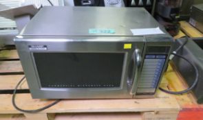 Sharp R21ATP 1000W Commercial Microwave Oven