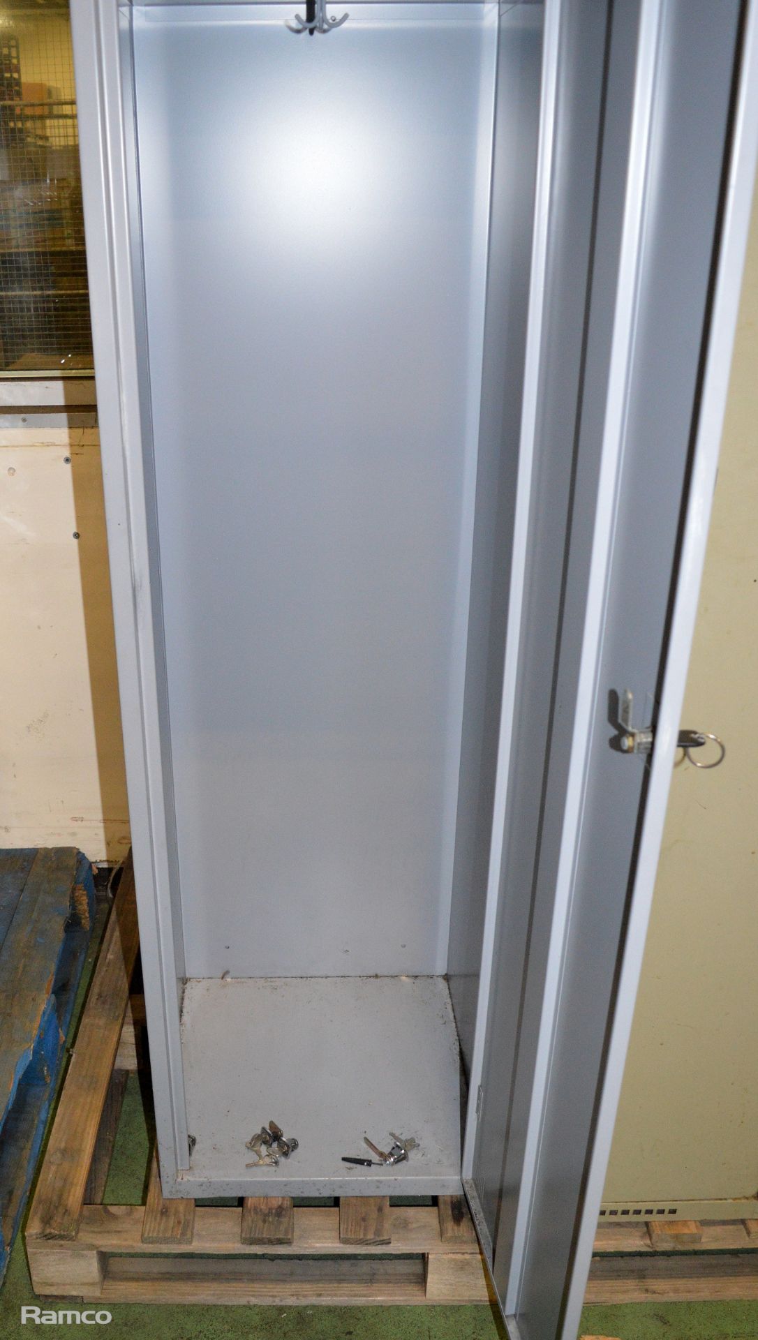 2x Single Door Lockers (no keys) - L450 x W450 x H1800mm, 1x Single Door Locker with Key - - Image 7 of 8