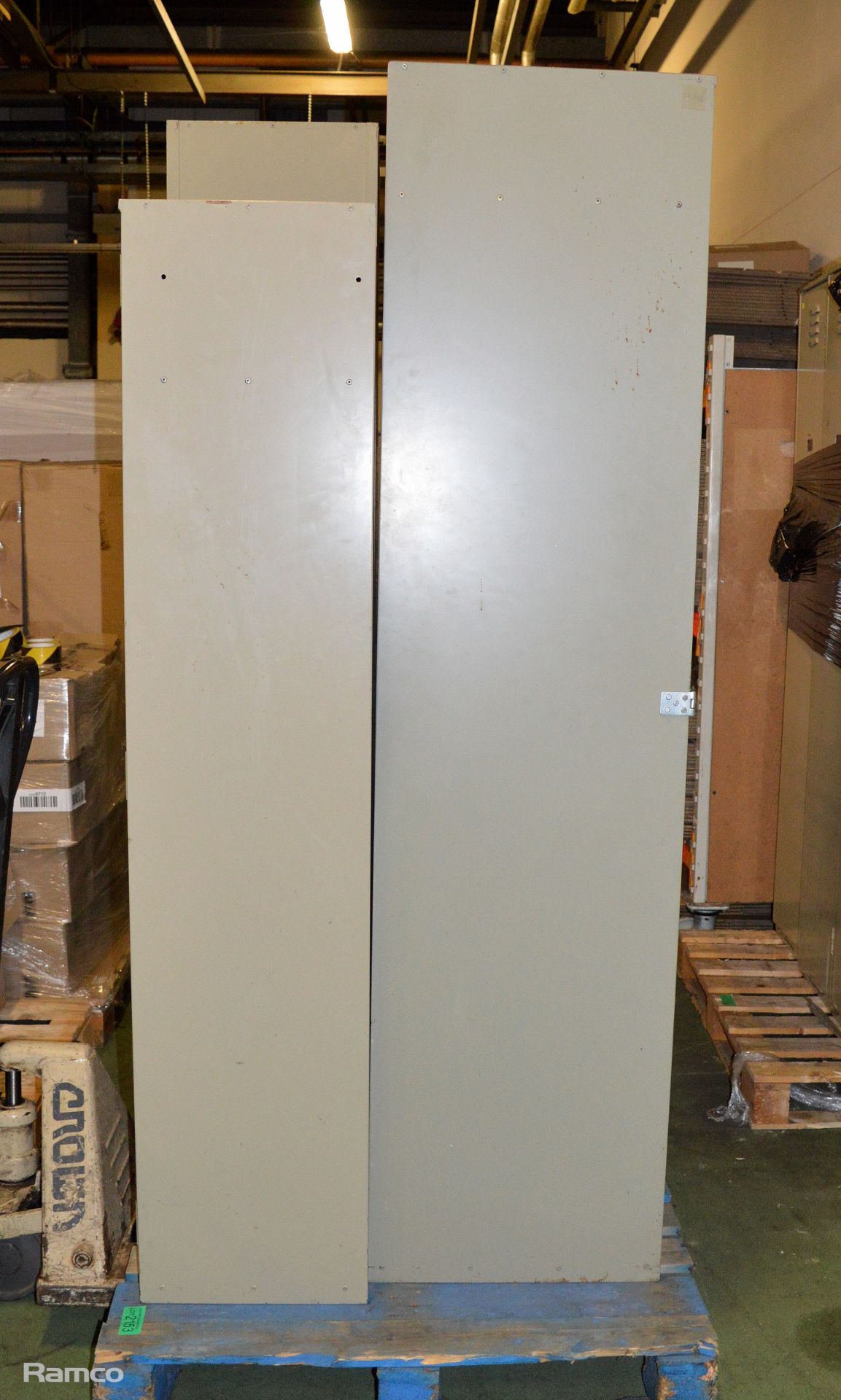 3x Single Door Lockers - L390 x W510 x H2000mm & 1x Twin Door Locker with Keys - L480 xW39