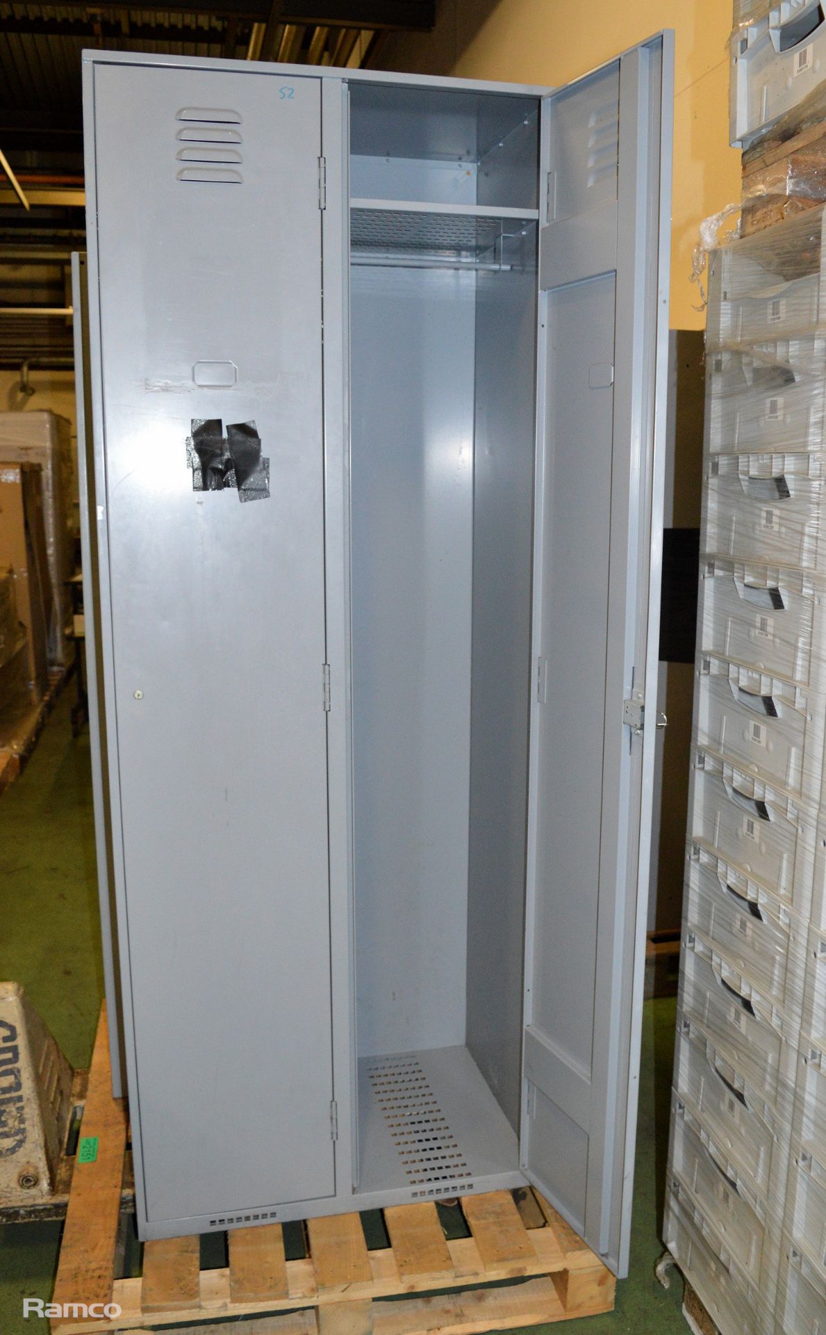 2x Metal Lockers - L450 x W450 x H1800 mm, 1 Metal locker - W 760mm x D 510mm x 2010mm - Image 4 of 4