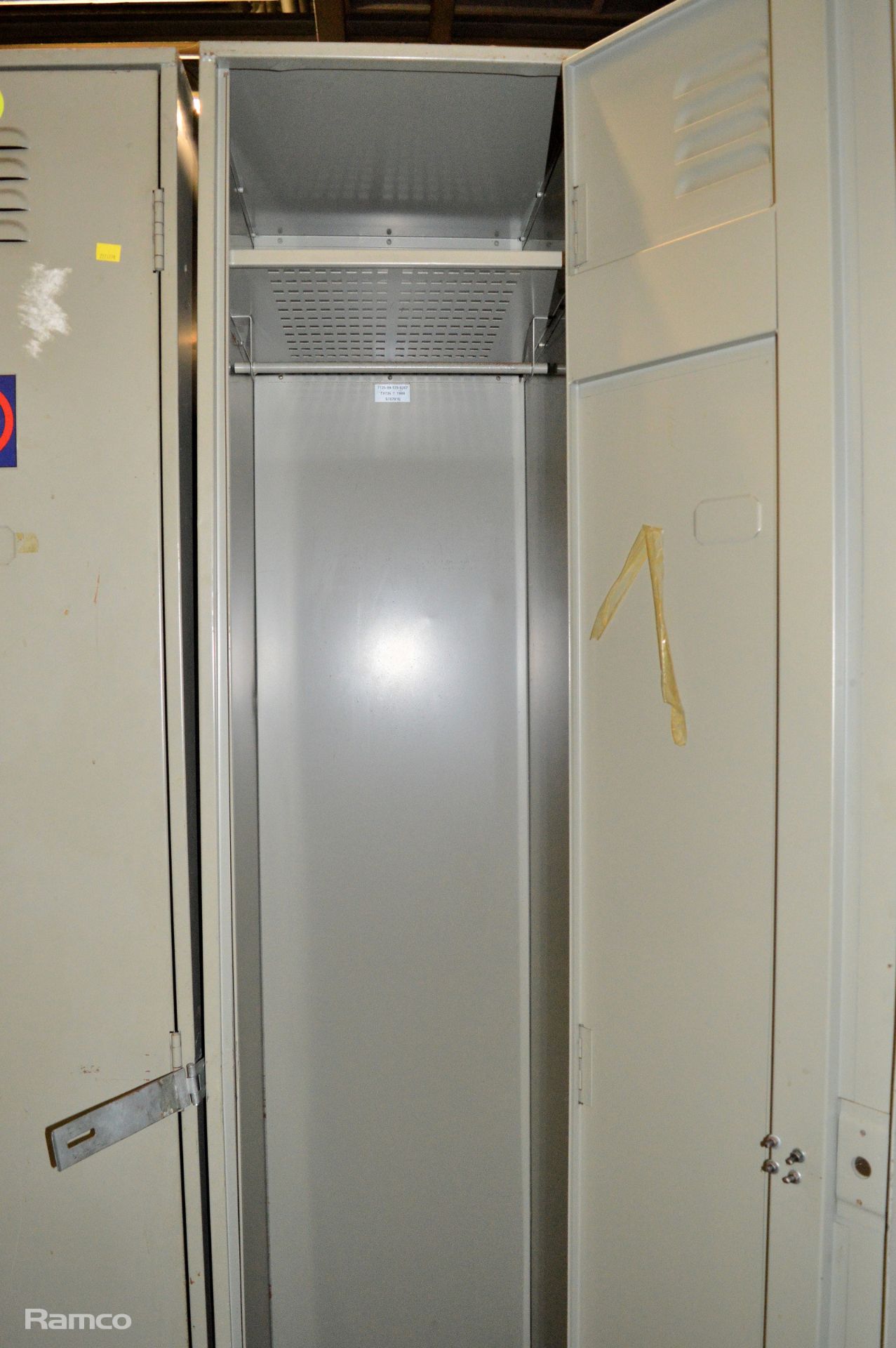 3x Single Door Lockers - L390 x W510 x H2000mm & 1x Twin Door Locker with Keys - L480 xW39 - Image 4 of 5