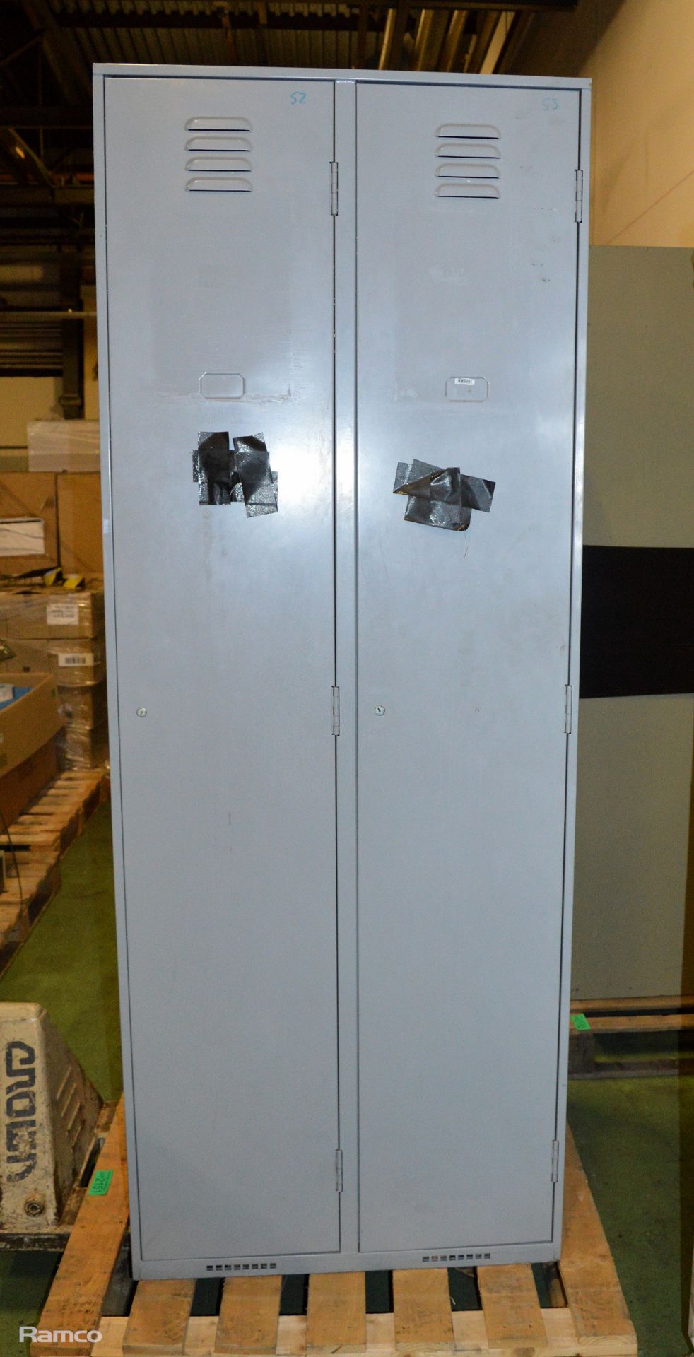 2x Metal Lockers - L450 x W450 x H1800 mm, 1 Metal locker - W 760mm x D 510mm x 2010mm - Image 3 of 4