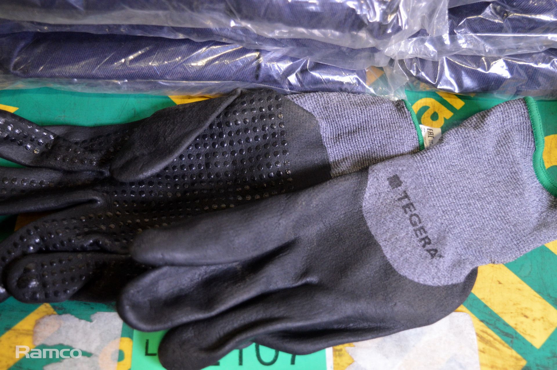 Workwear gloves, Overalls - Image 4 of 4