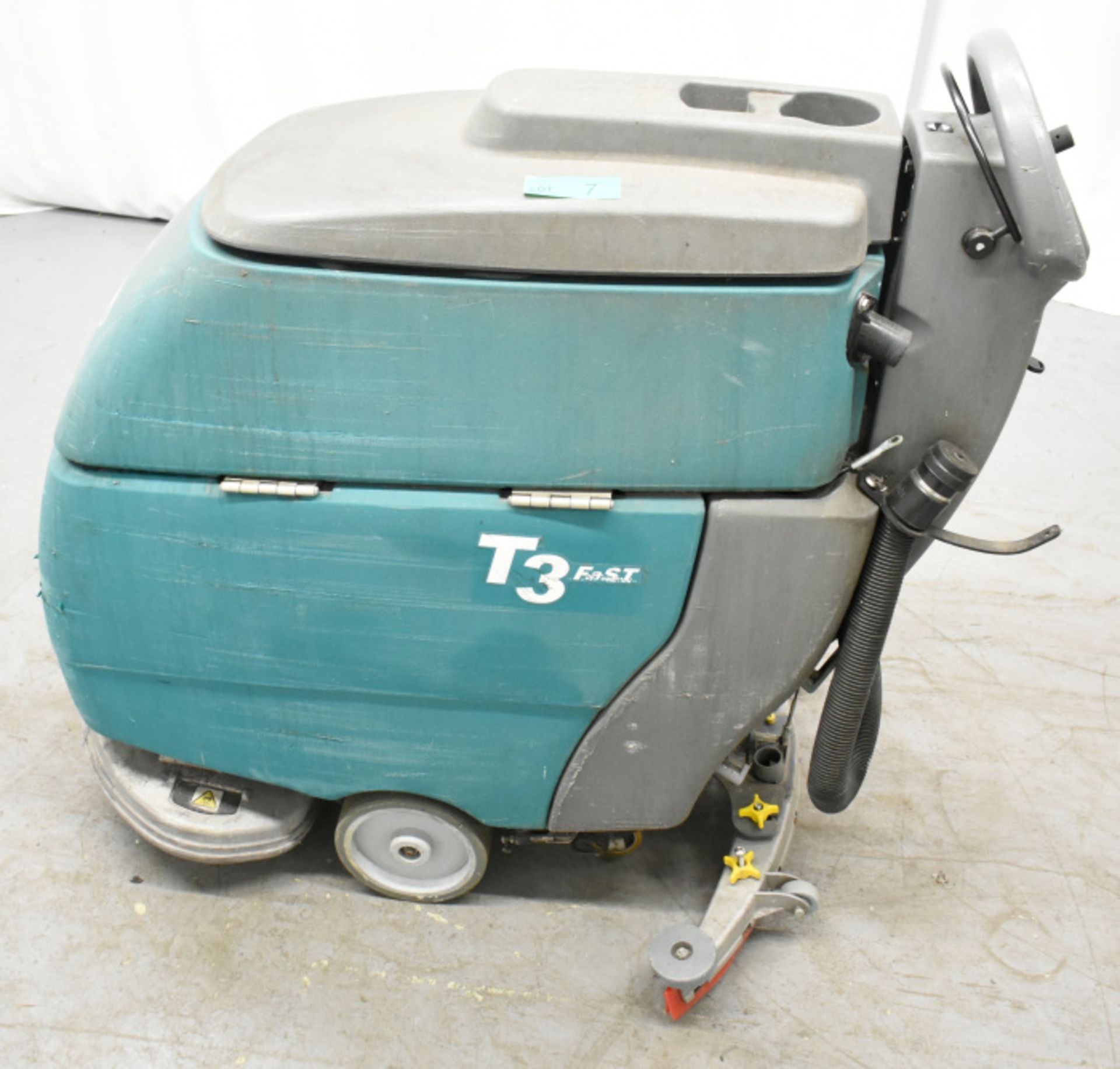 Tennant T3 Fast, comes with key and working charger, starts and runs, cleaning functionality unteste - Image 2 of 11