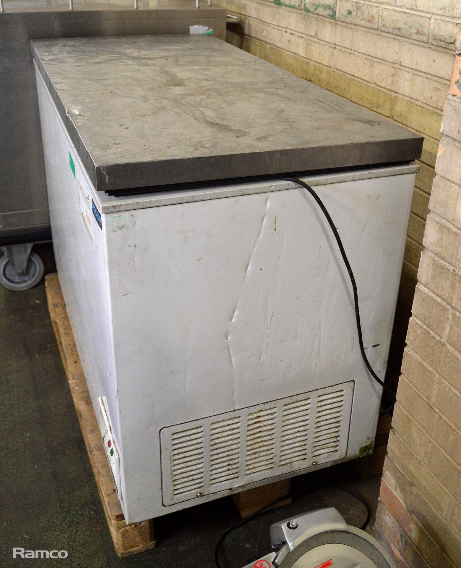 Polar CE210-B 230V chest freezer - Dented Lid - Bild 6 aus 6