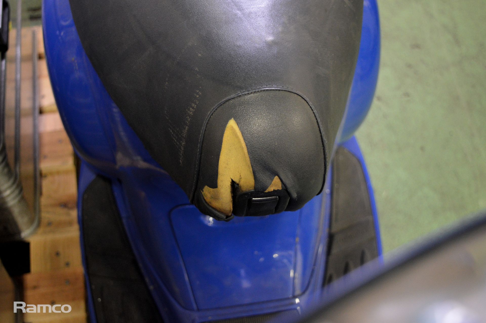 Vespa Scooter 125 4Tempi - Damage to Front Handle, Torn Seat, Missing Rear Brake Light - 1 - Image 6 of 11
