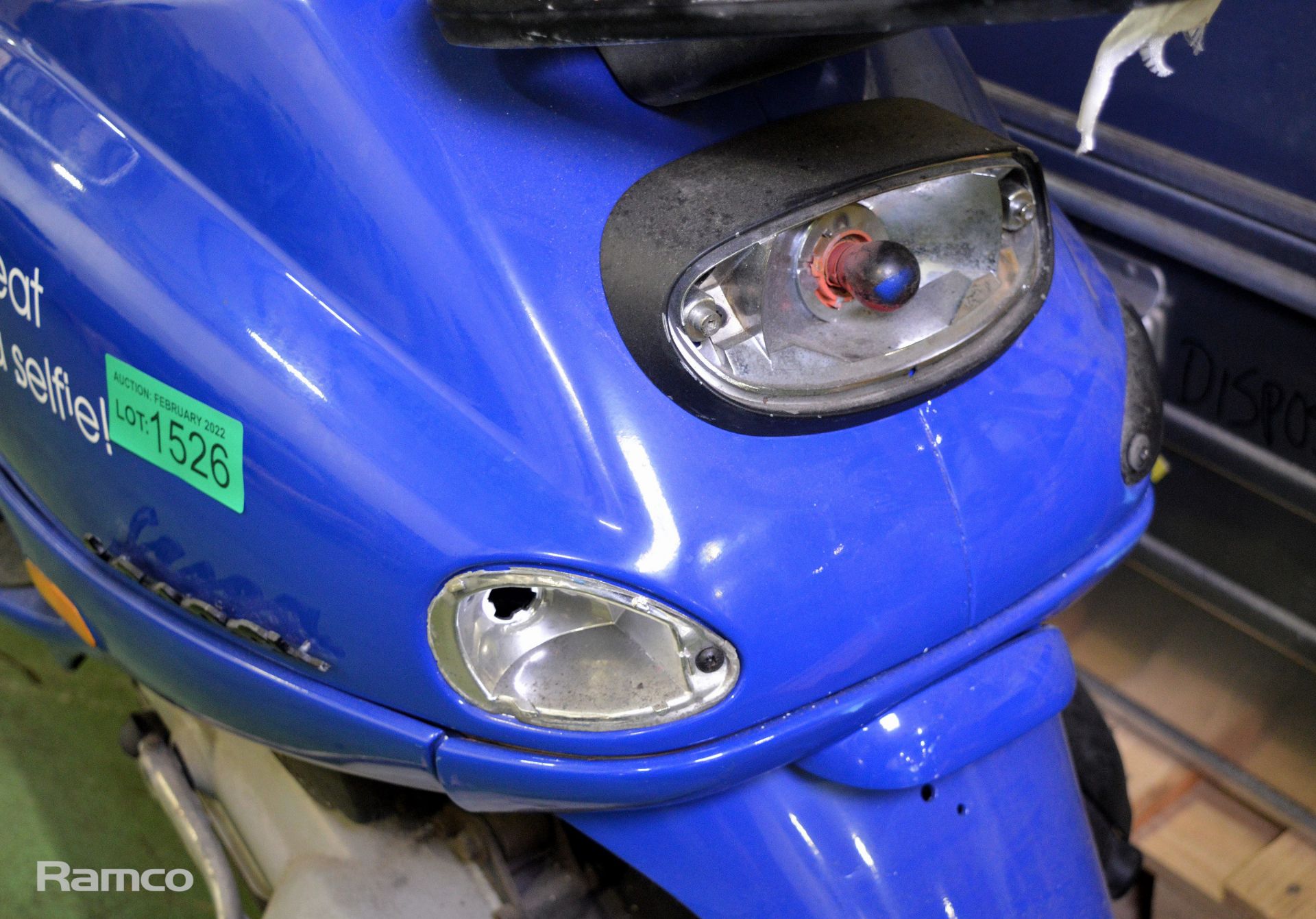 Vespa Scooter 125 4Tempi - Damage to Front Handle, Torn Seat, Missing Rear Brake Light - 1 - Image 11 of 11