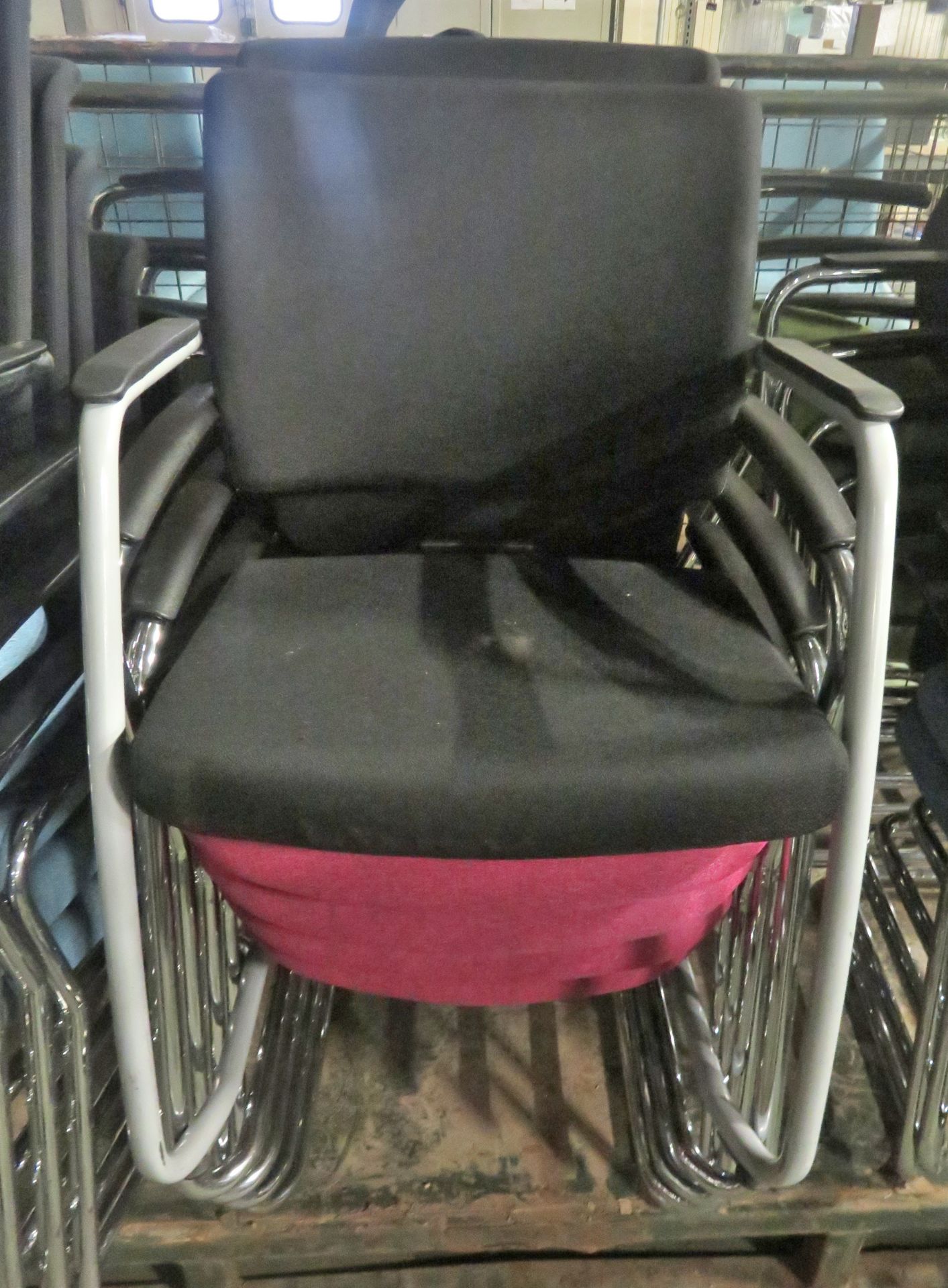 15x Blue Fabric Office Chair With Black Mesh Back, 5x Red Fabric Office Chair With Black M - Image 3 of 7