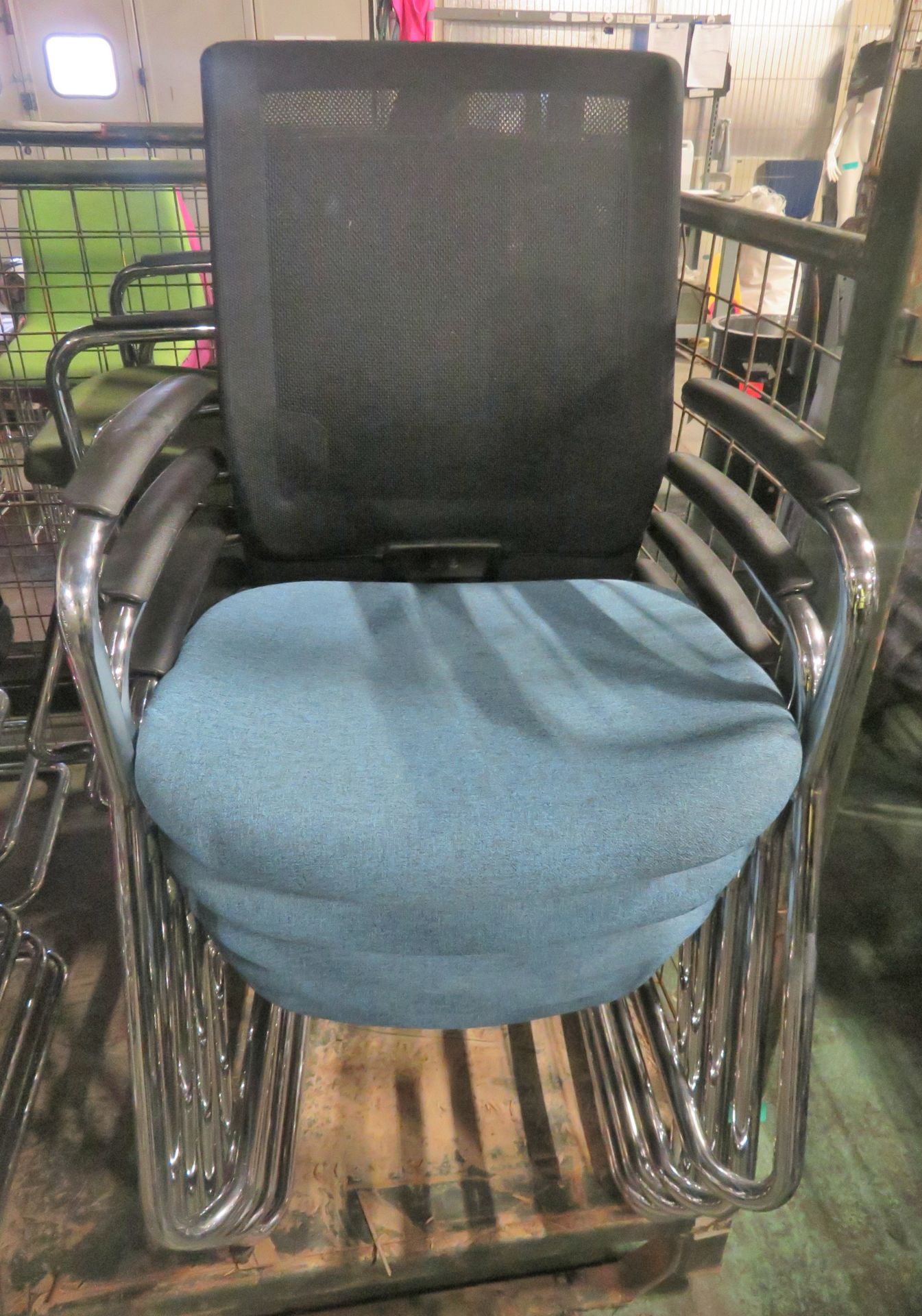 15x Blue Fabric Office Chair With Black Mesh Back, 5x Red Fabric Office Chair With Black M - Image 4 of 7