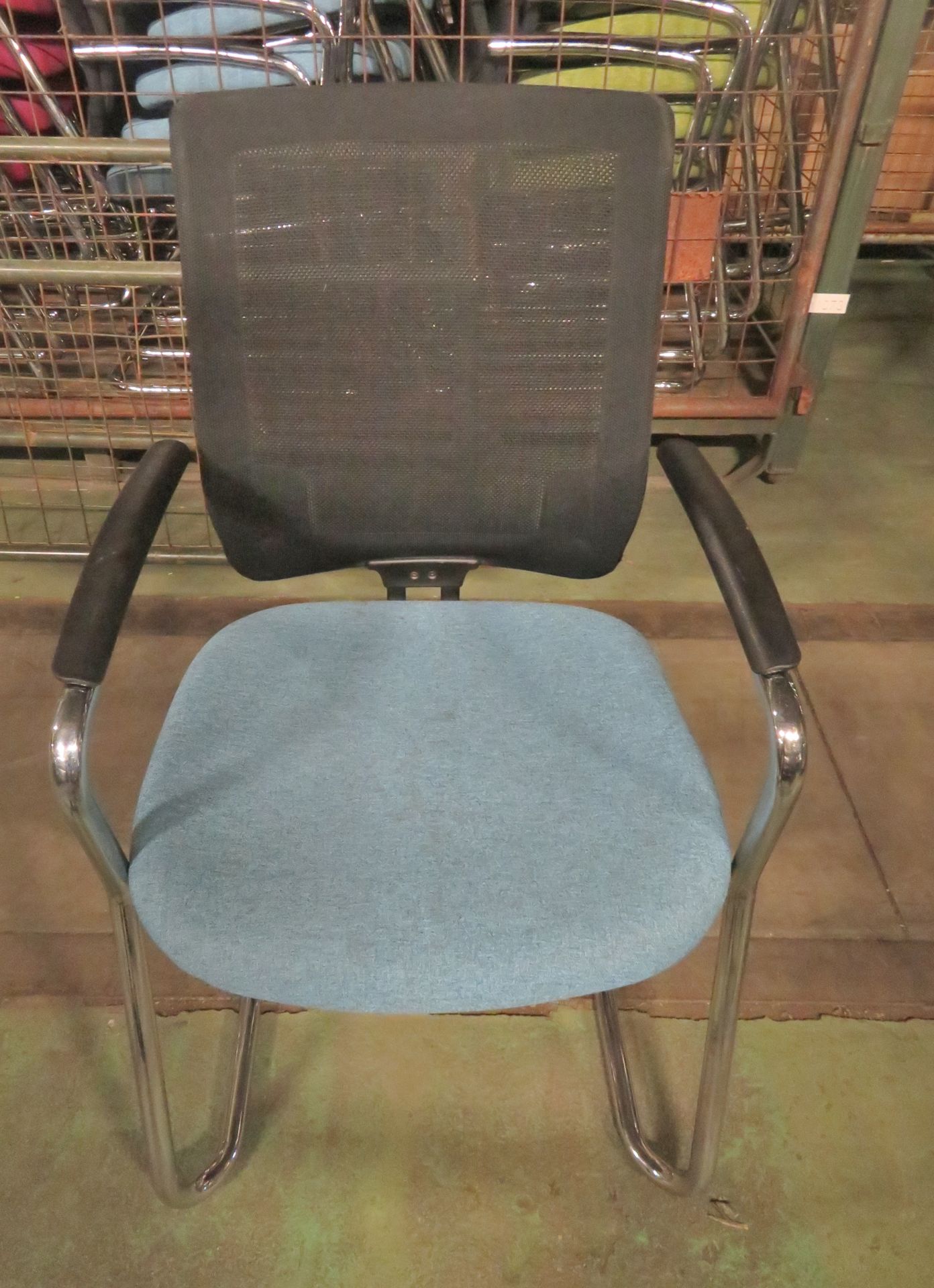 15x Blue Fabric Office Chair With Black Mesh Back, 5x Red Fabric Office Chair With Black M - Image 5 of 7