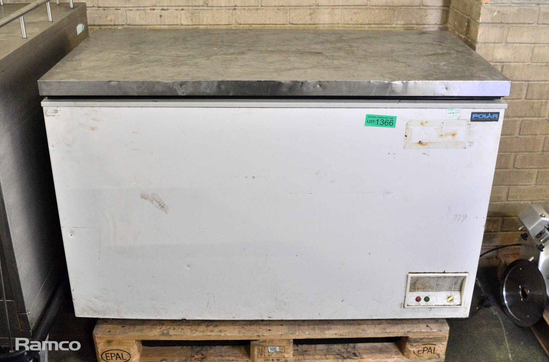 Polar CE210-B 230V chest freezer - Dented Lid