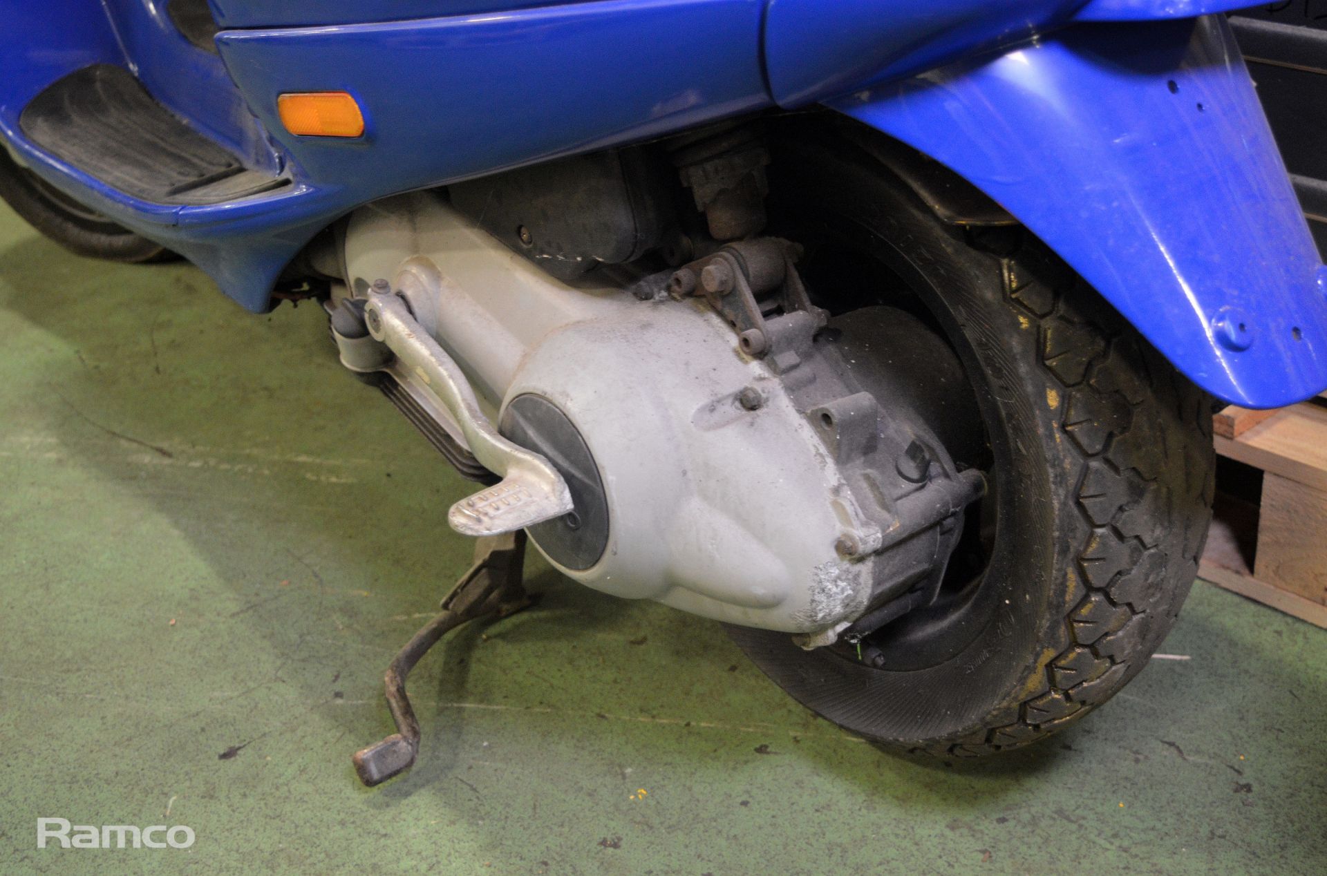 Vespa Scooter 125 4Tempi - Damage to Front Handle, Torn Seat, Missing Rear Brake Light - 1 - Image 7 of 11