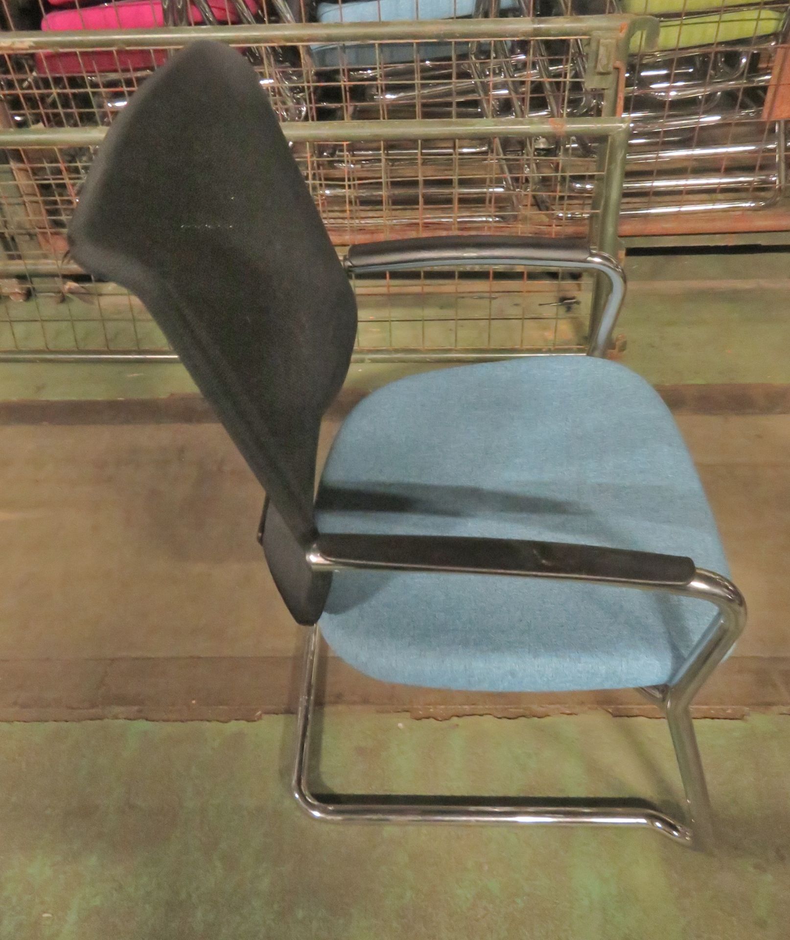 15x Blue Fabric Office Chair With Black Mesh Back, 5x Red Fabric Office Chair With Black M - Image 6 of 7