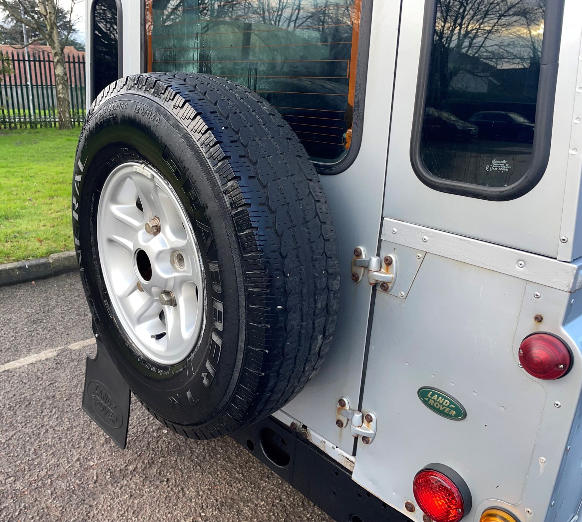 Land Rover Defender 90 TD5 County - 2007 - Silver - Diesel - 2495cc - Full County Specification - Image 10 of 45