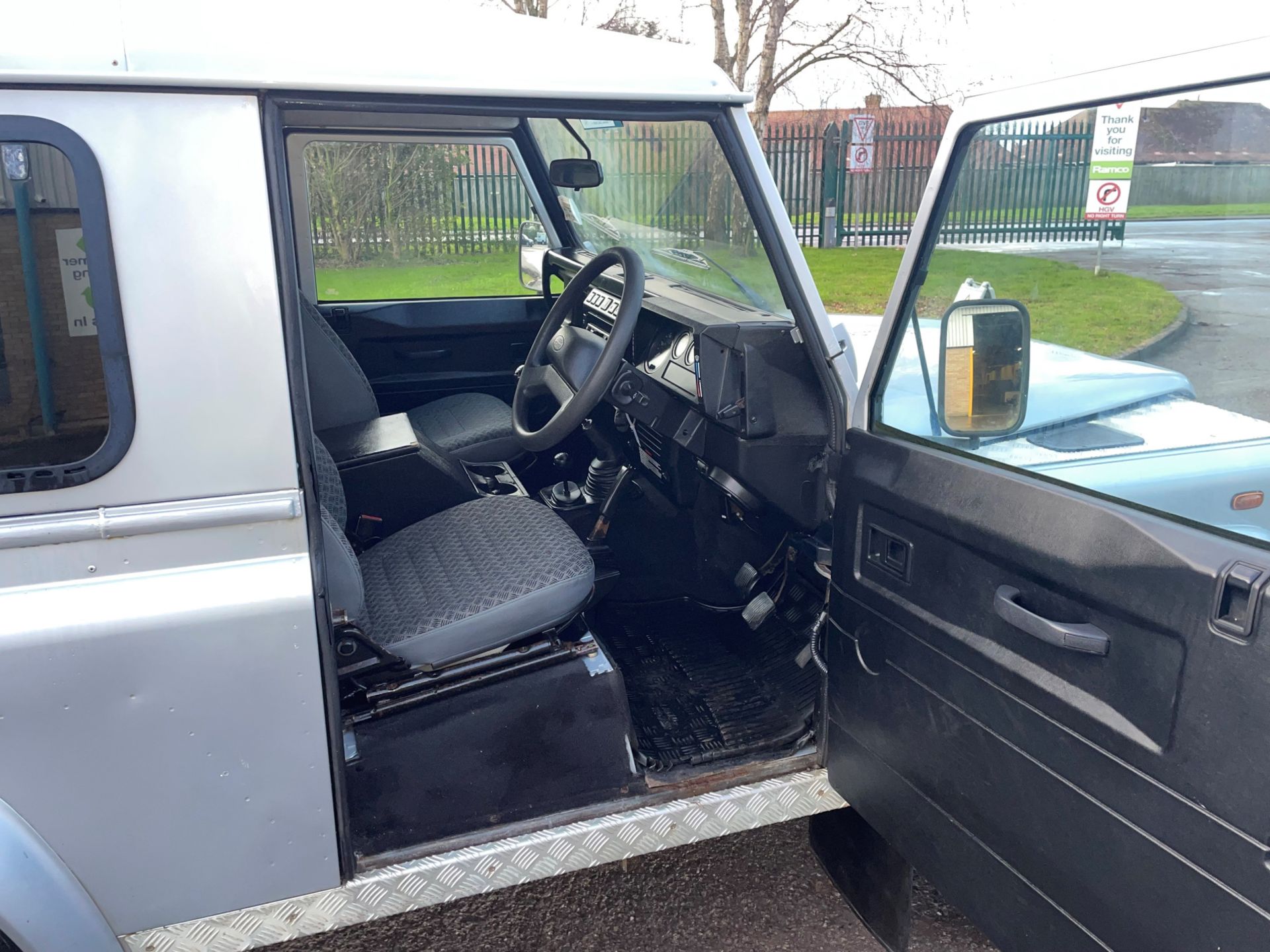 Land Rover Defender 90 TD5 County - 2007 - Silver - Diesel - 2495cc - Full County Specification - Image 12 of 45