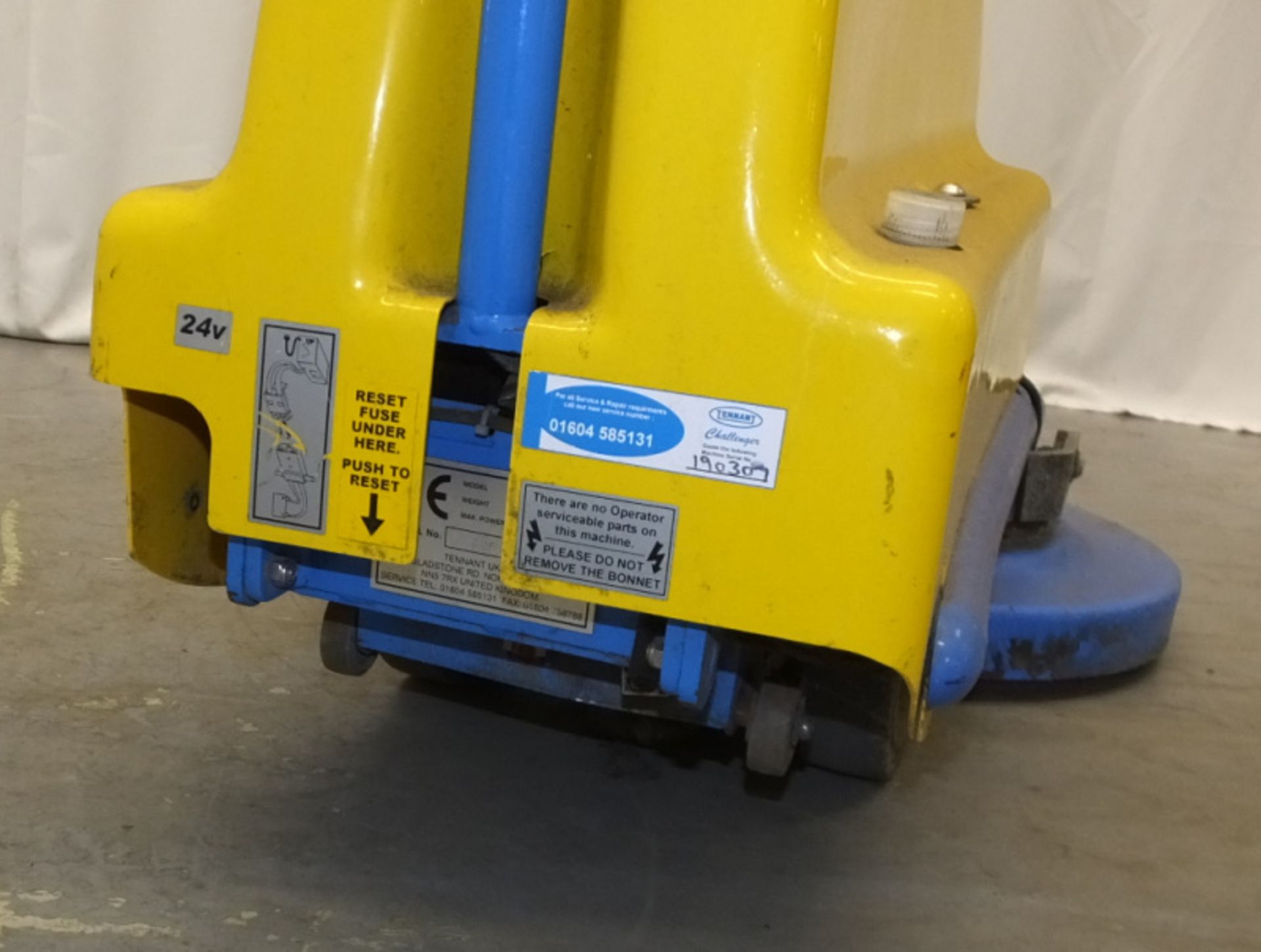 Tennant Challenger Zippy 430 Walk-Behind Floor Cleaner - has key but doesn't power up - cracked case - Image 8 of 8