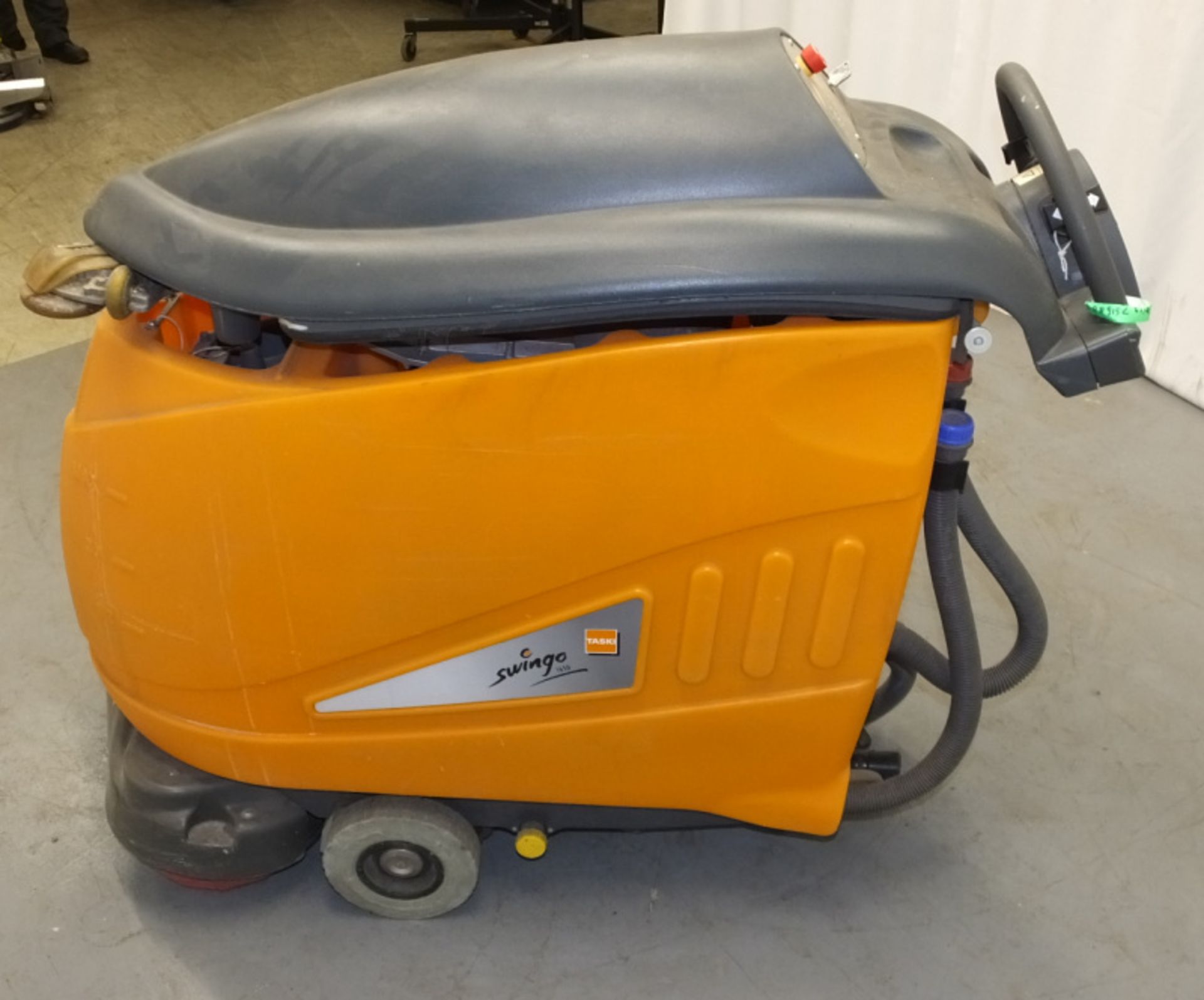 Taski Swingo 1650 Scrubber Dryer - With Key - powers up - Image 7 of 11