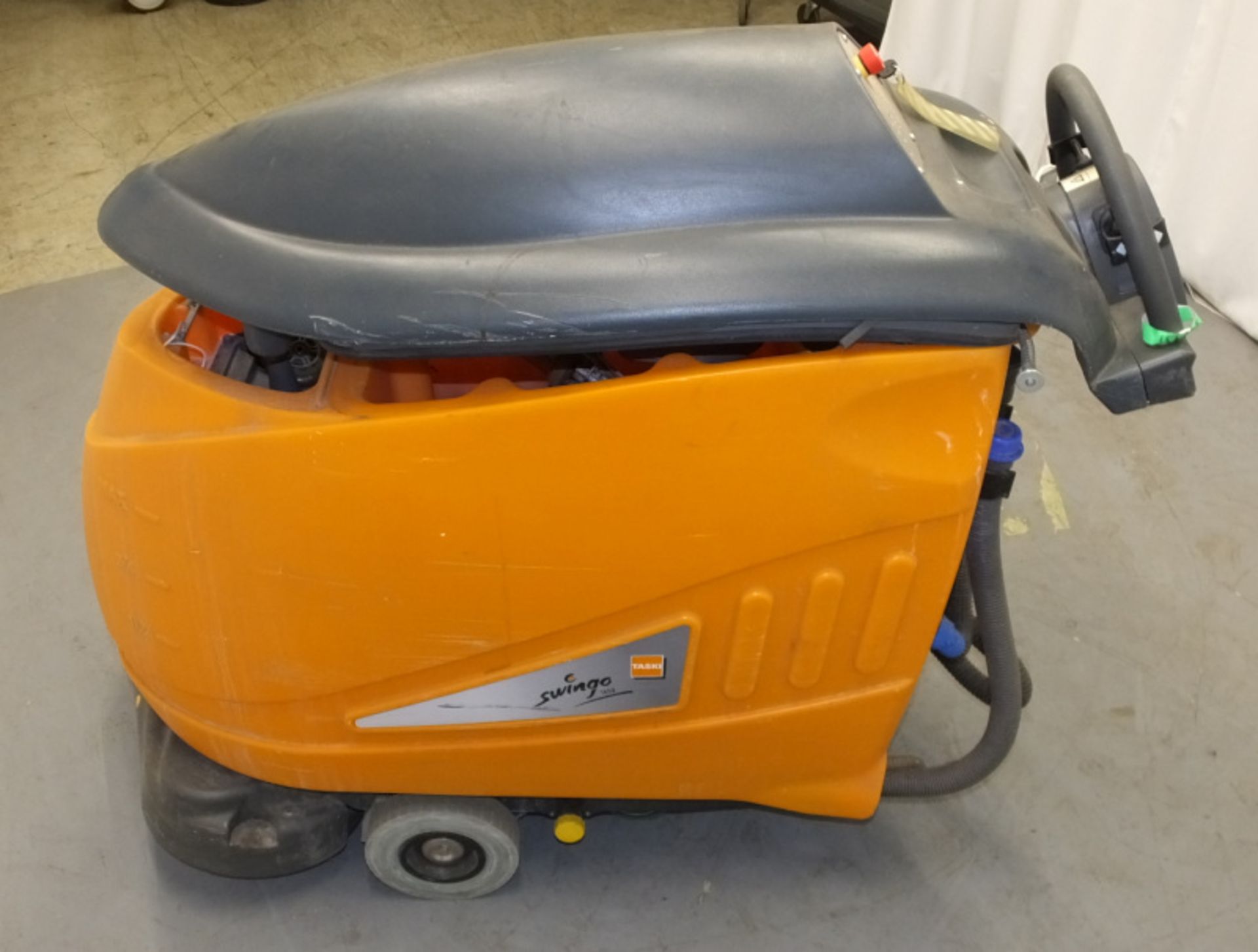 Taski Swingo 1650 Scrubber Dryer - With Key - powers up - Image 7 of 12