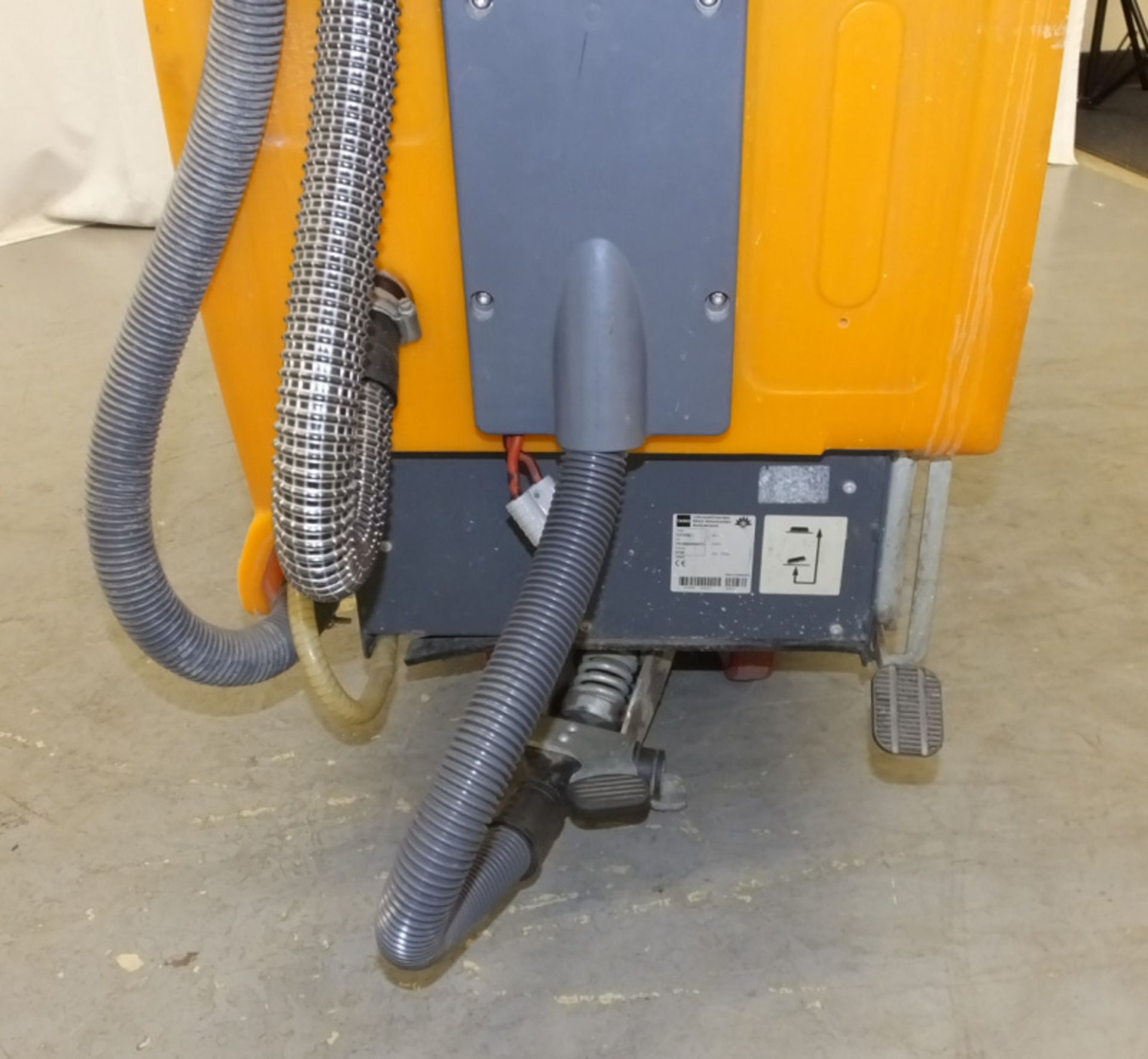 Taski Swingo 1650 Scrubber Dryer - No Key - powers up (tested with another key) - Image 5 of 11