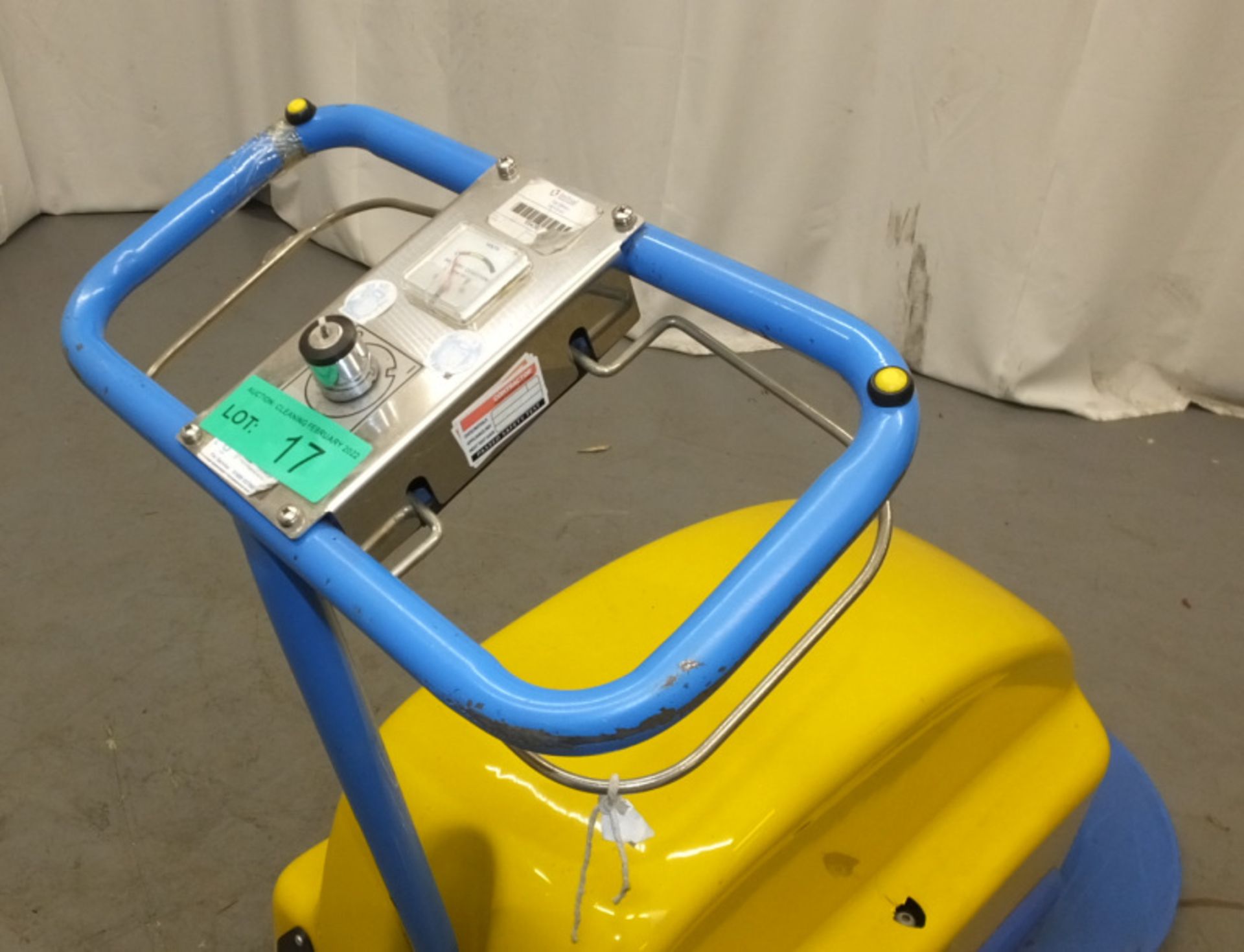 Tennant Challenger Nippy 500 Walk-Behind Floor Cleaner - no key - cracked casing as seen in pictures - Image 6 of 9