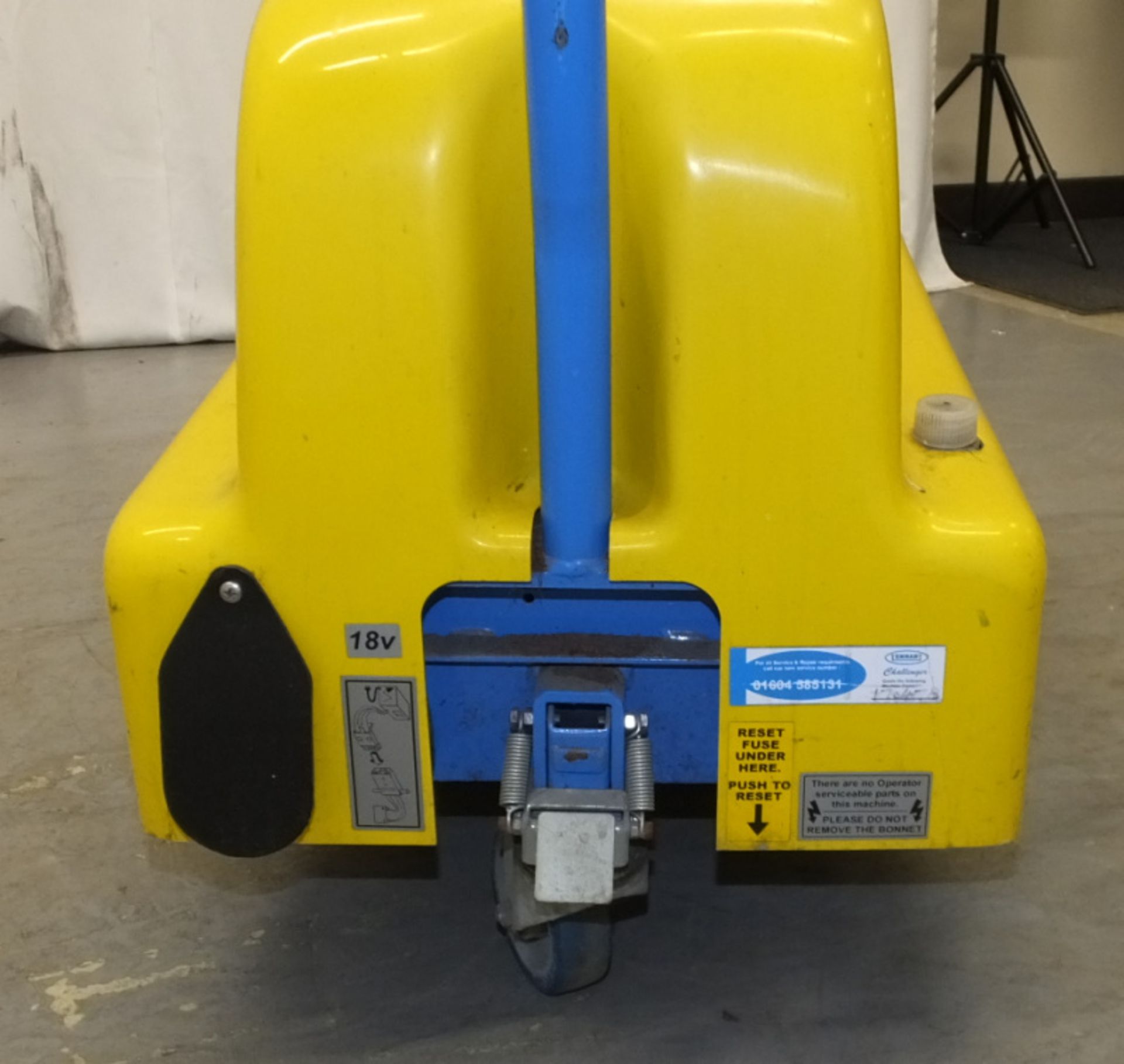 Tennant Challenger Nippy 500 Walk-Behind Floor Cleaner - has key but doesn't power up - Image 5 of 6