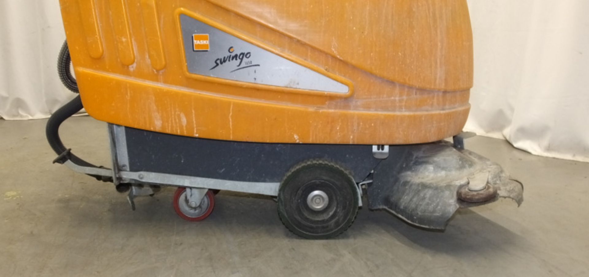 Taski Swingo 1650 Scrubber Dryer - No Key - powers up (tested with another key) - Image 2 of 11