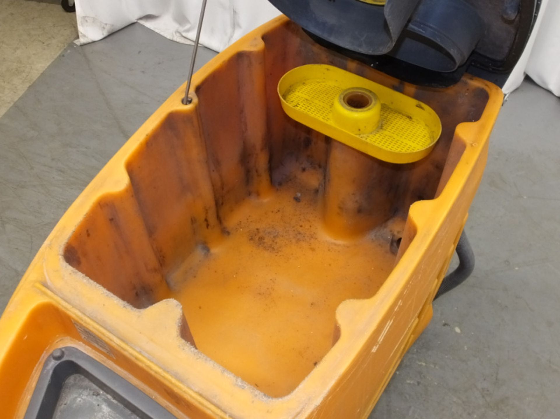 Taski Swingo 1650 Scrubber Dryer - No Key - powers up (tested with another key) - Image 9 of 11