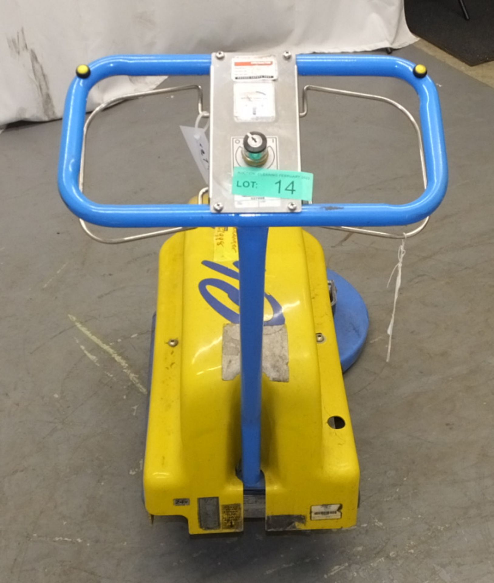 Tennant Challenger Zippy 430 Walk-Behind Floor Cleaner - no key - cracked casing as seen in pictures - Image 4 of 7