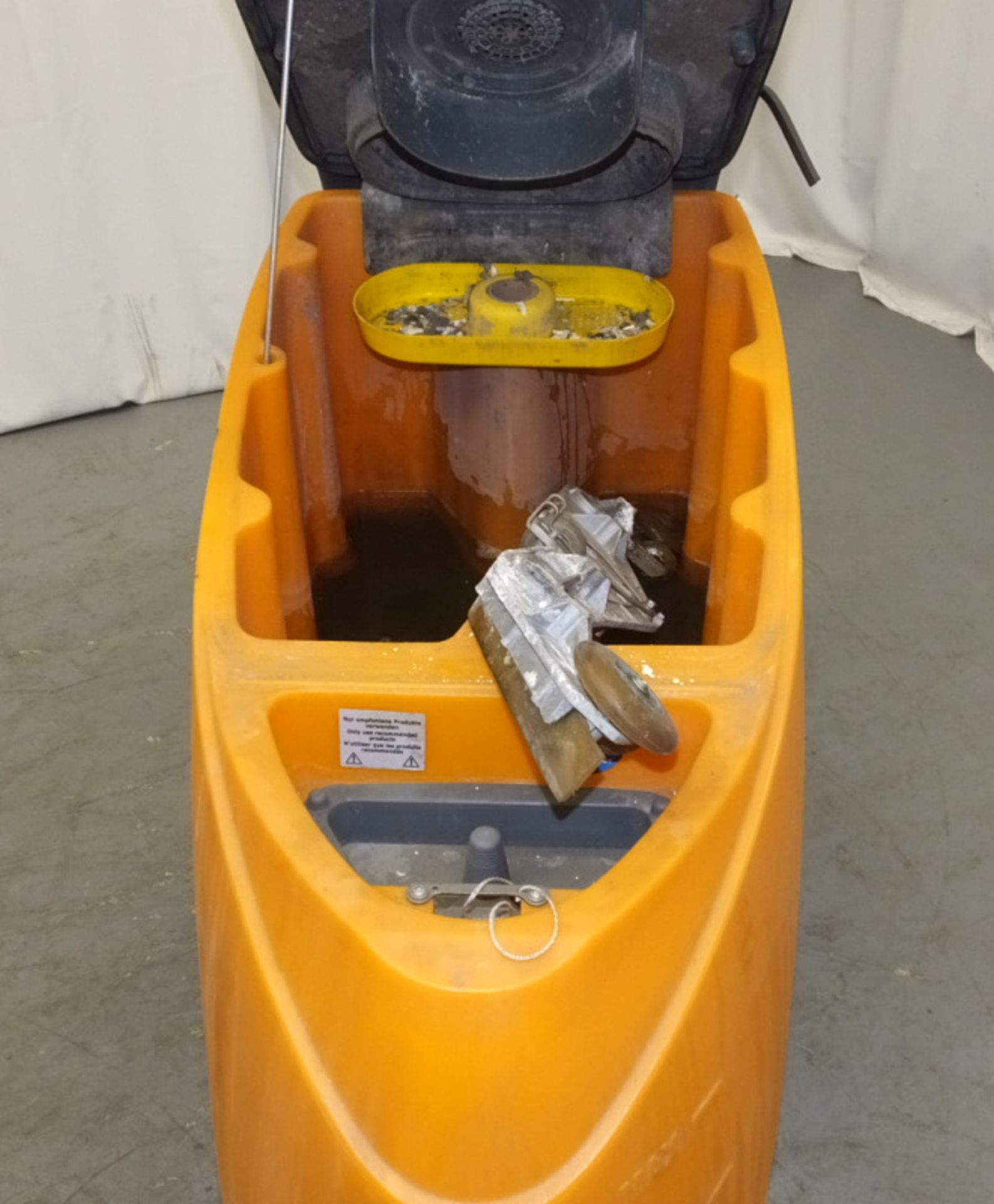 Taski Swingo 1650 Scrubber Dryer - With Key - powers up - Image 8 of 10