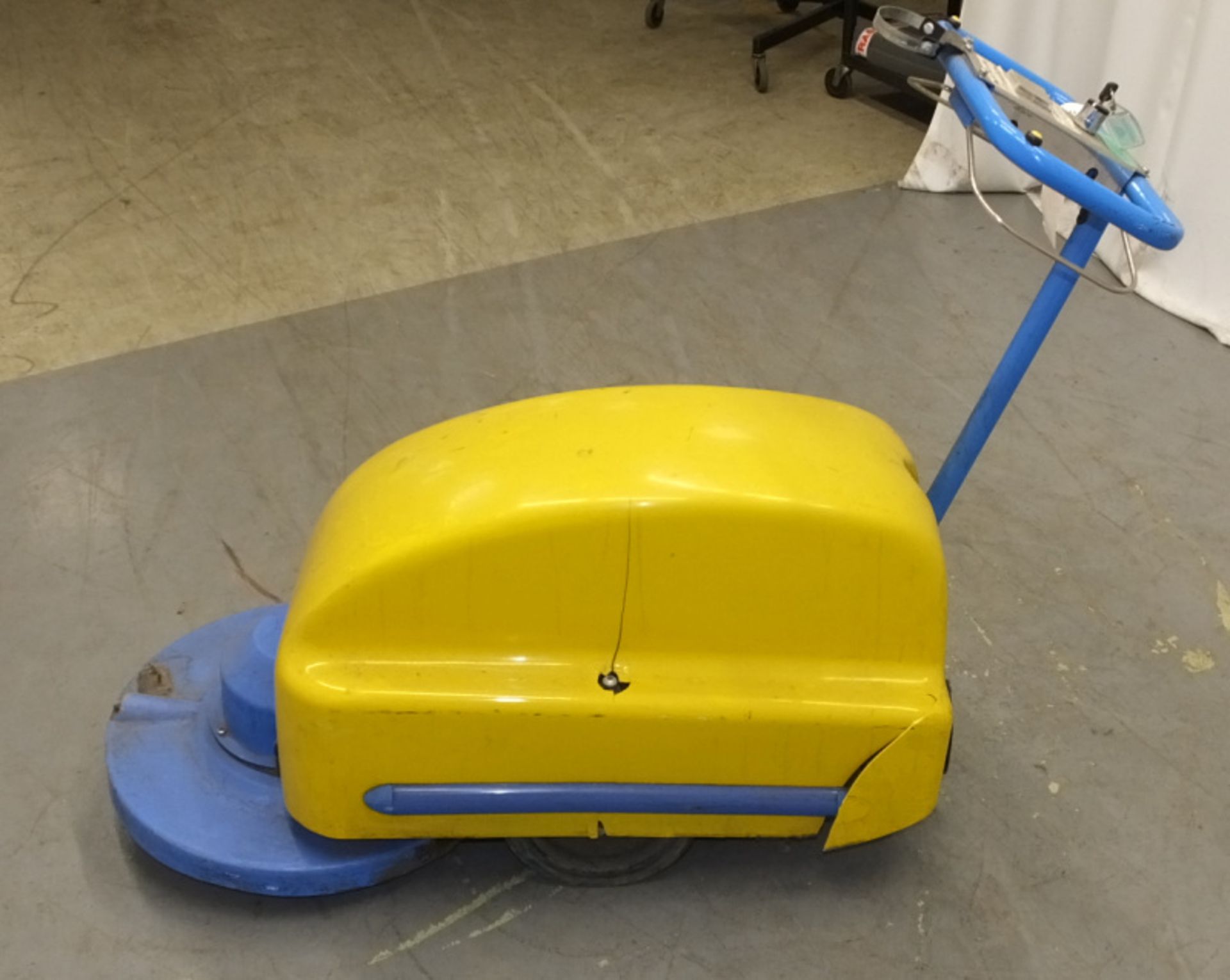 Tennant Challenger Nippy 500 Walk-Behind Floor Cleaner - has key but doesn't power up - cracked case - Image 4 of 7