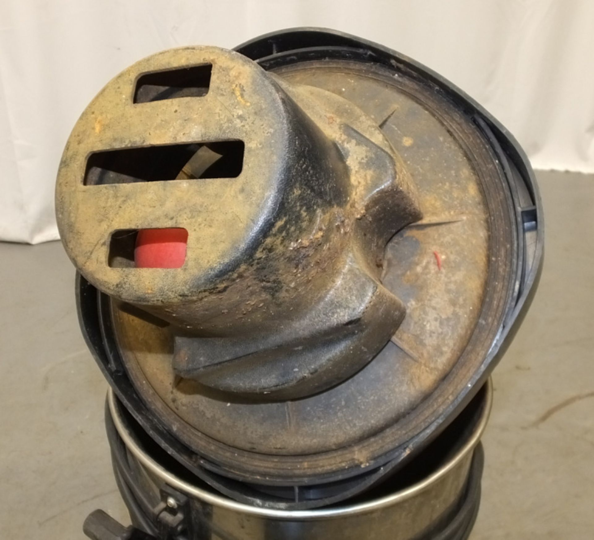 Victor WD30 Wet/Dry Vacuum Cleaner - powers up - functionality untested - Image 5 of 6